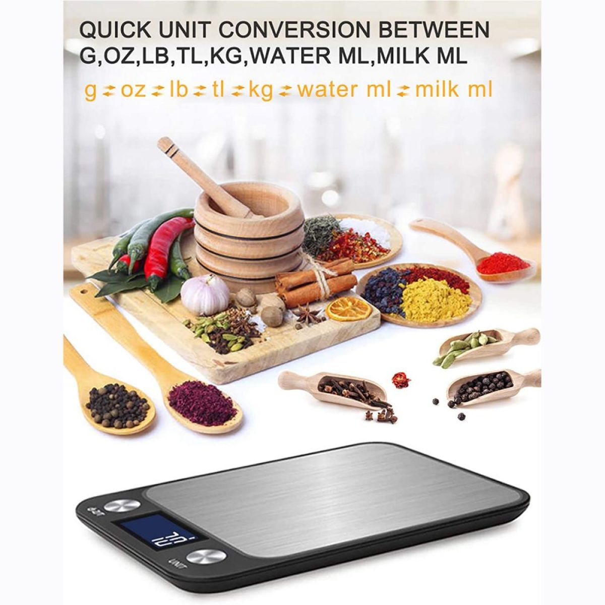 Küchenwaage mit Zutaten und Umrechnungen auf weißem Hintergrund.