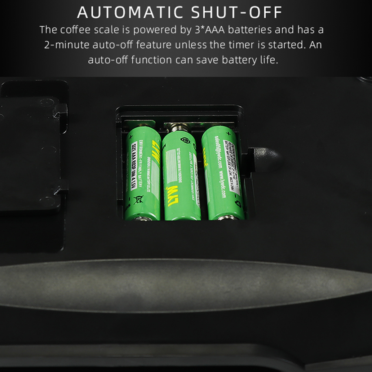 Drei grüne Batterien in einer schwarzen Kaffeewaage. Der Text lautet: Automatische Abschaltung, betrieben mit Batterien.