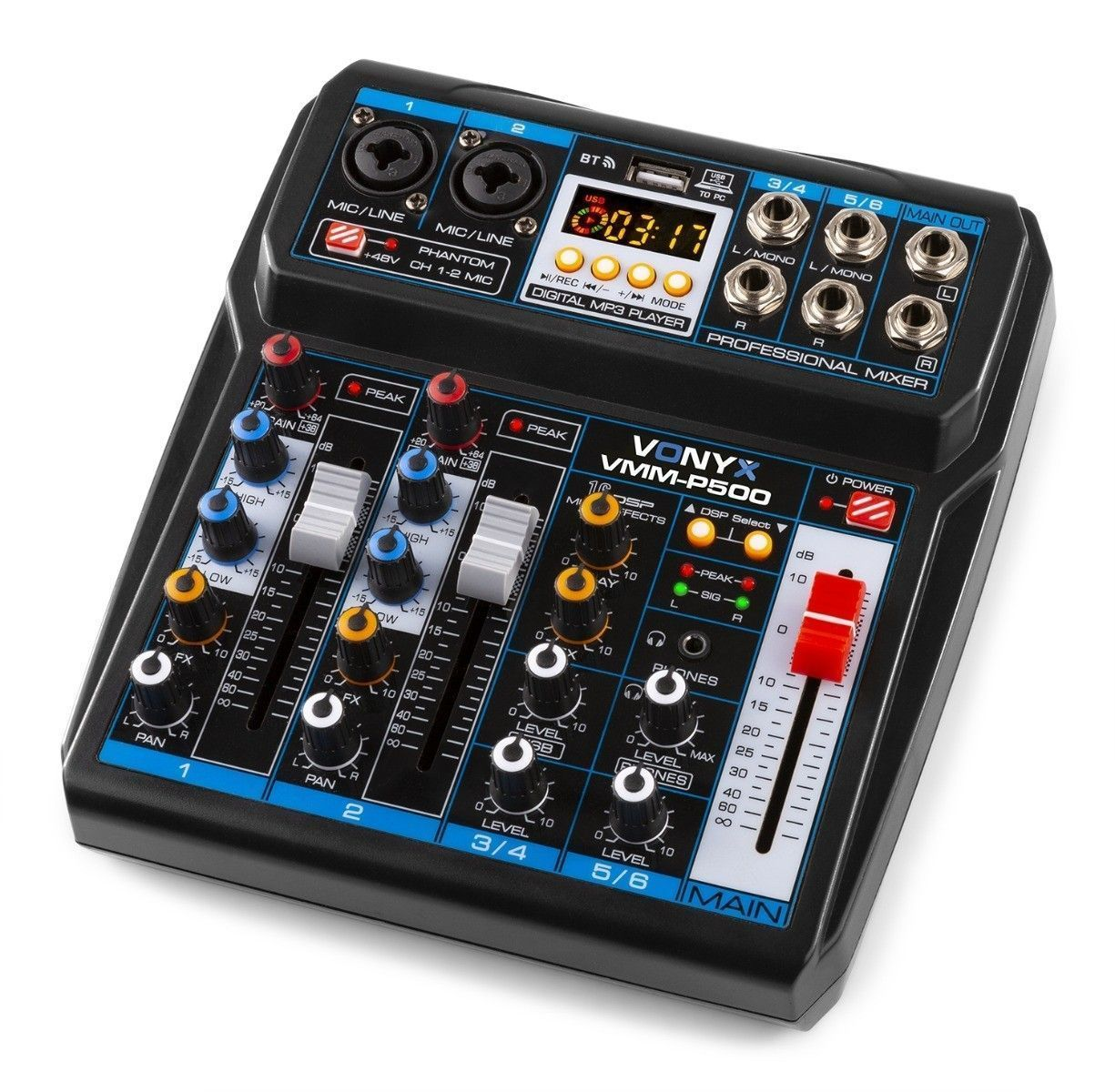Una mesa de mezclas de audio negra con muchas perillas y botones. Hay una pantalla que muestra la hora.