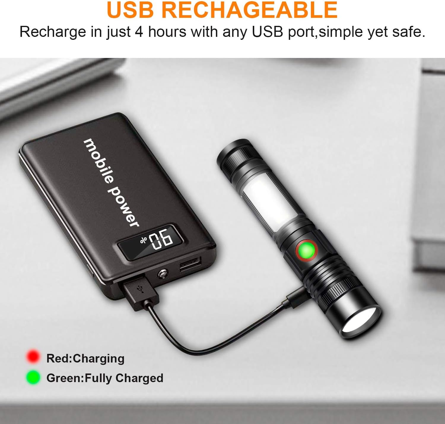 Eine schwarze Powerbank und eine schwarze Taschenlampe. Die Taschenlampe ist über ein USB-Kabel mit der Powerbank verbunden.