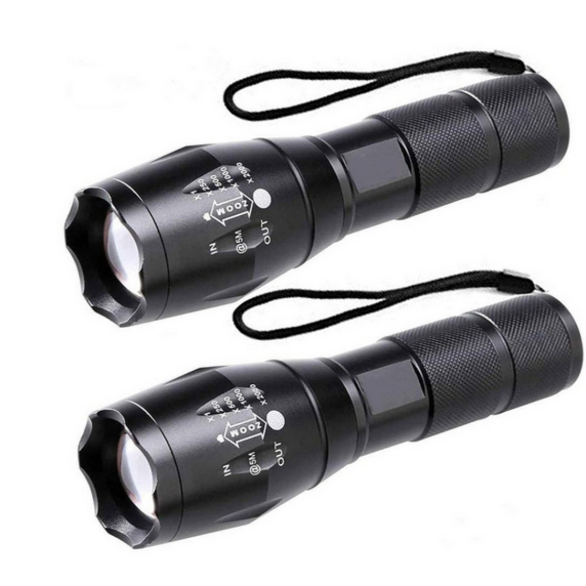 Zwei schwarze Taschenlampen mit Zoomeinstellungen und Handschlaufen, auf weißem Hintergrund.