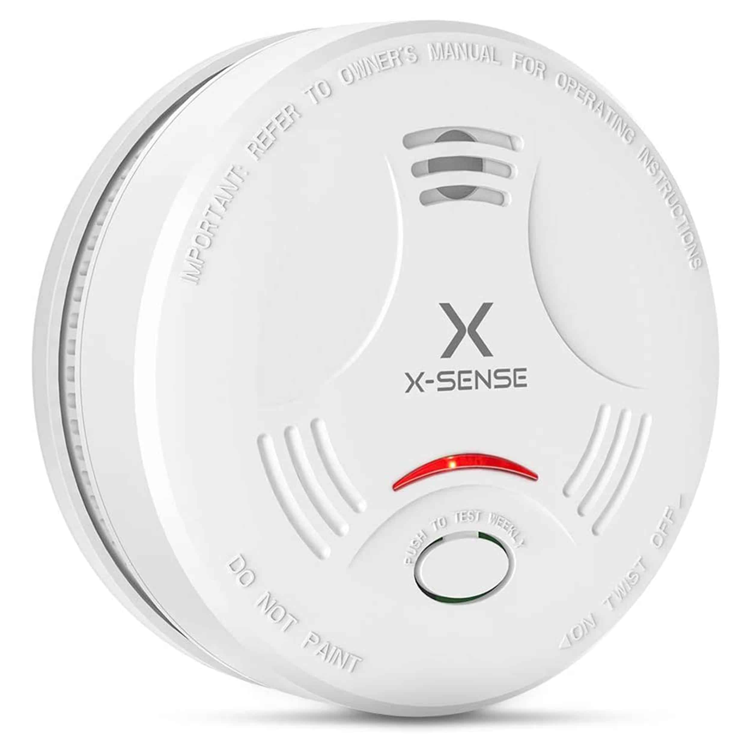 Ein weißer Rauchmelder mit rotem Licht und Testanweisungen. Die Marke ist X-SENSE.