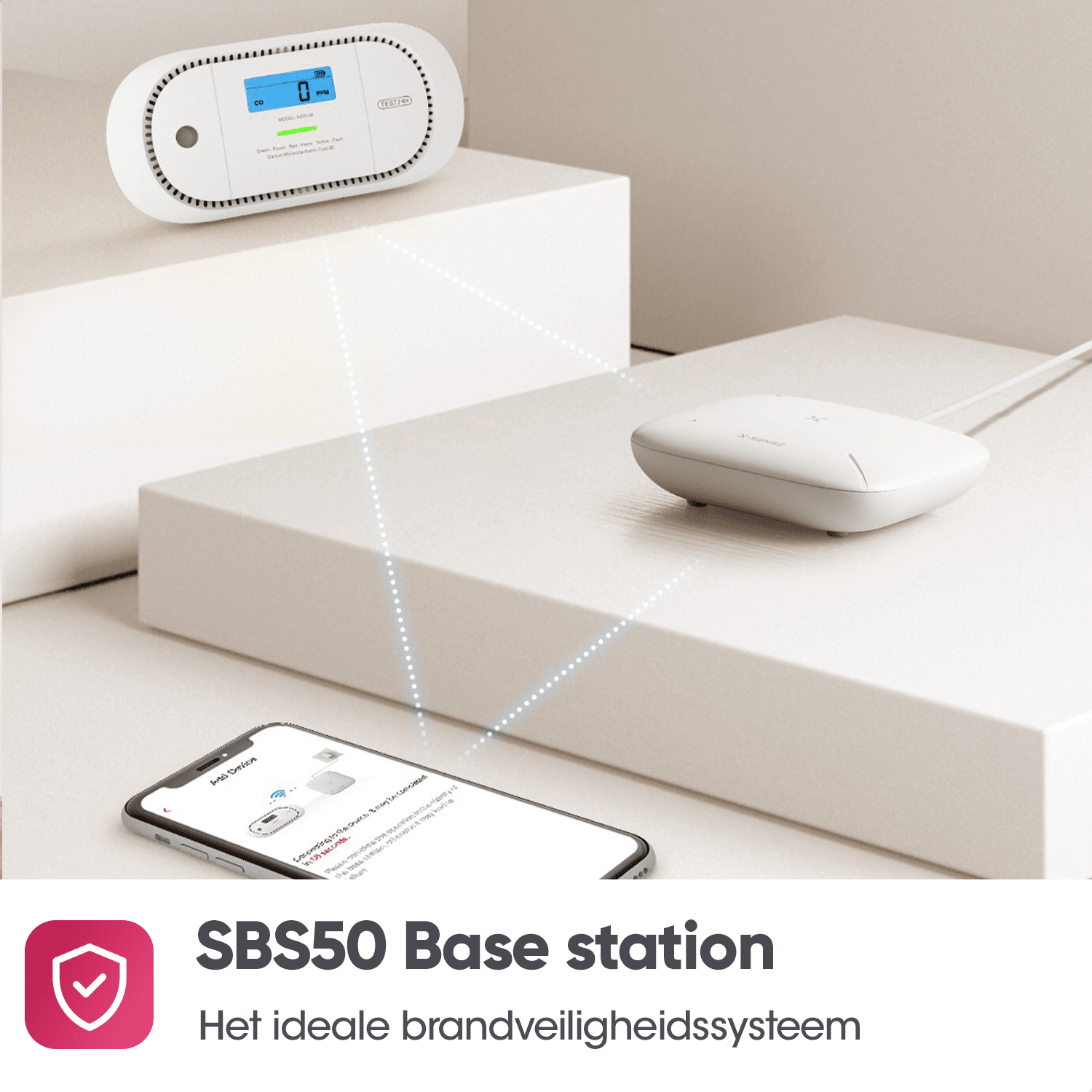 Eine weiße Basisstation mit einem weißen Gerät und einem Telefon, das eine App-Oberfläche zeigt.