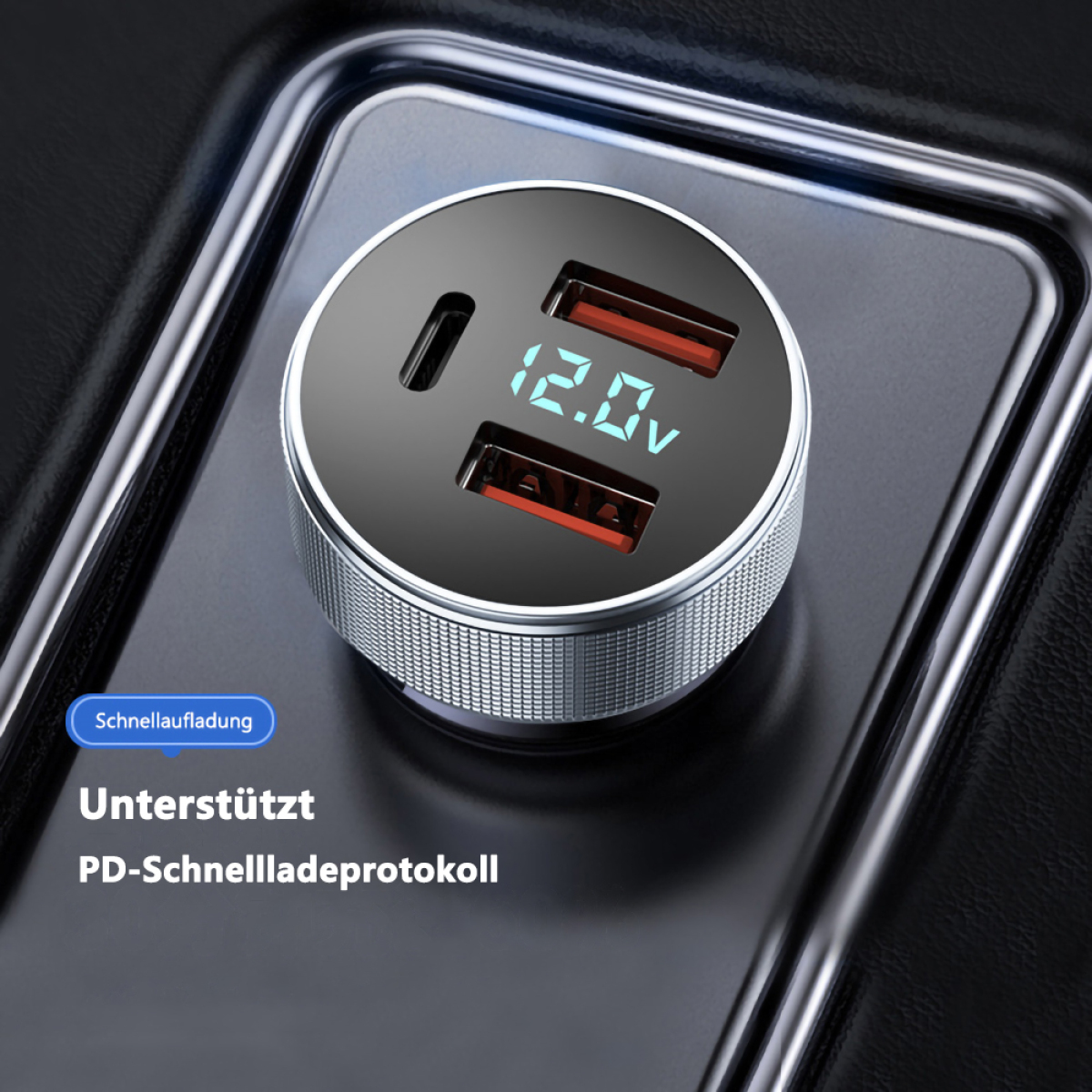 Schwarzes und silbernes Autoladegerät mit zwei USB-Anschlüssen und einer Digitalanzeige mit 12,0 V. Blauer Text sichtbar.