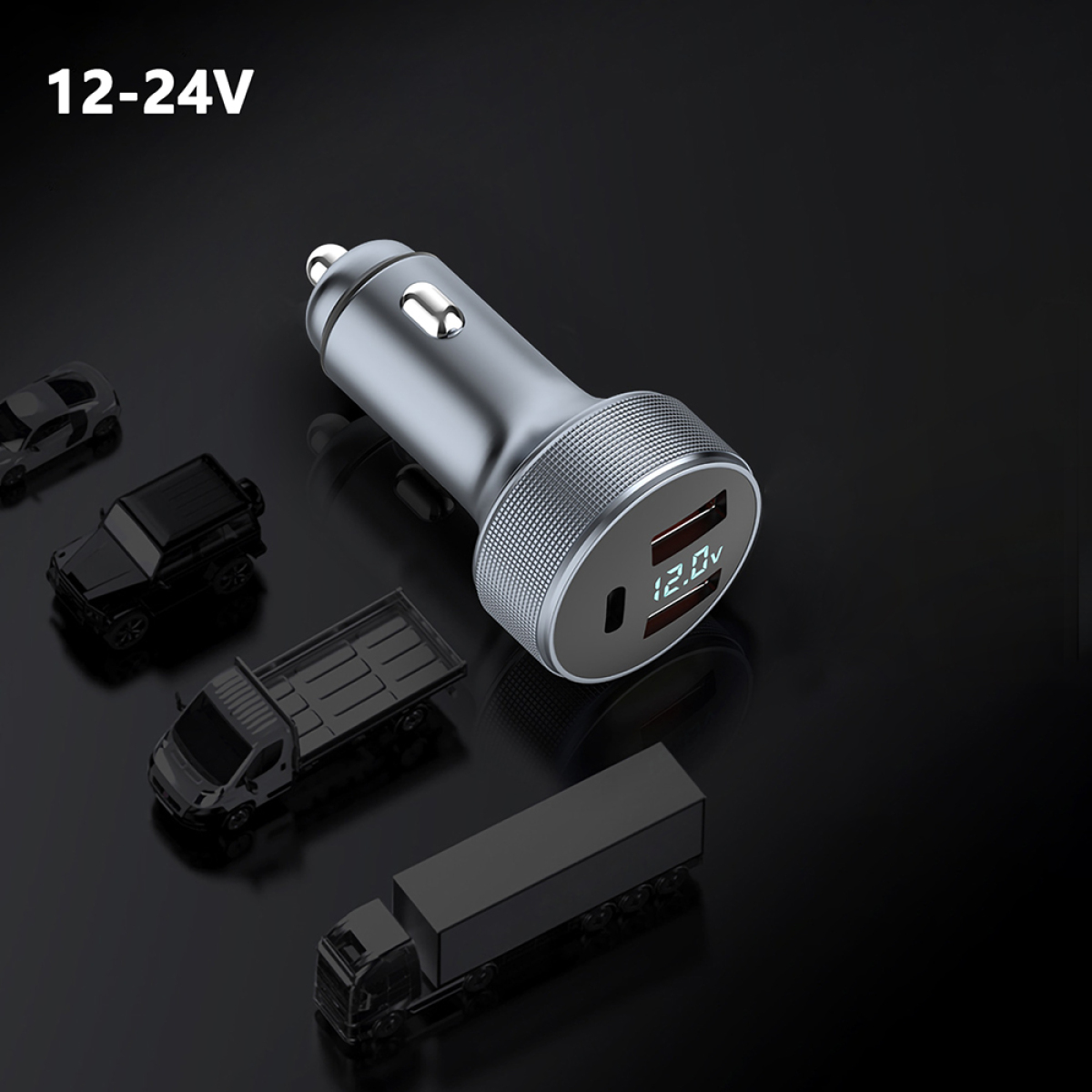 Ein silbernes Autoladegerät mit zwei USB-Anschlüssen. Das Ladegerät ist von Spielzeugautos auf schwarzem Untergrund umgeben.