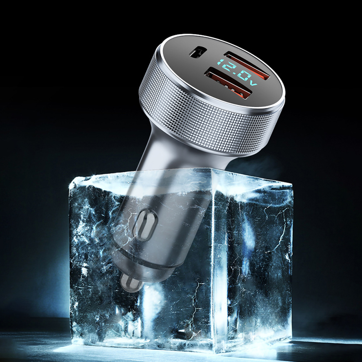 Autoladegerät in Eis. Das Ladegerät ist silberfarben mit einem schwarzen Oberteil, das 12,0 V anzeigt. Es befindet sich in einem Eiswürfel.