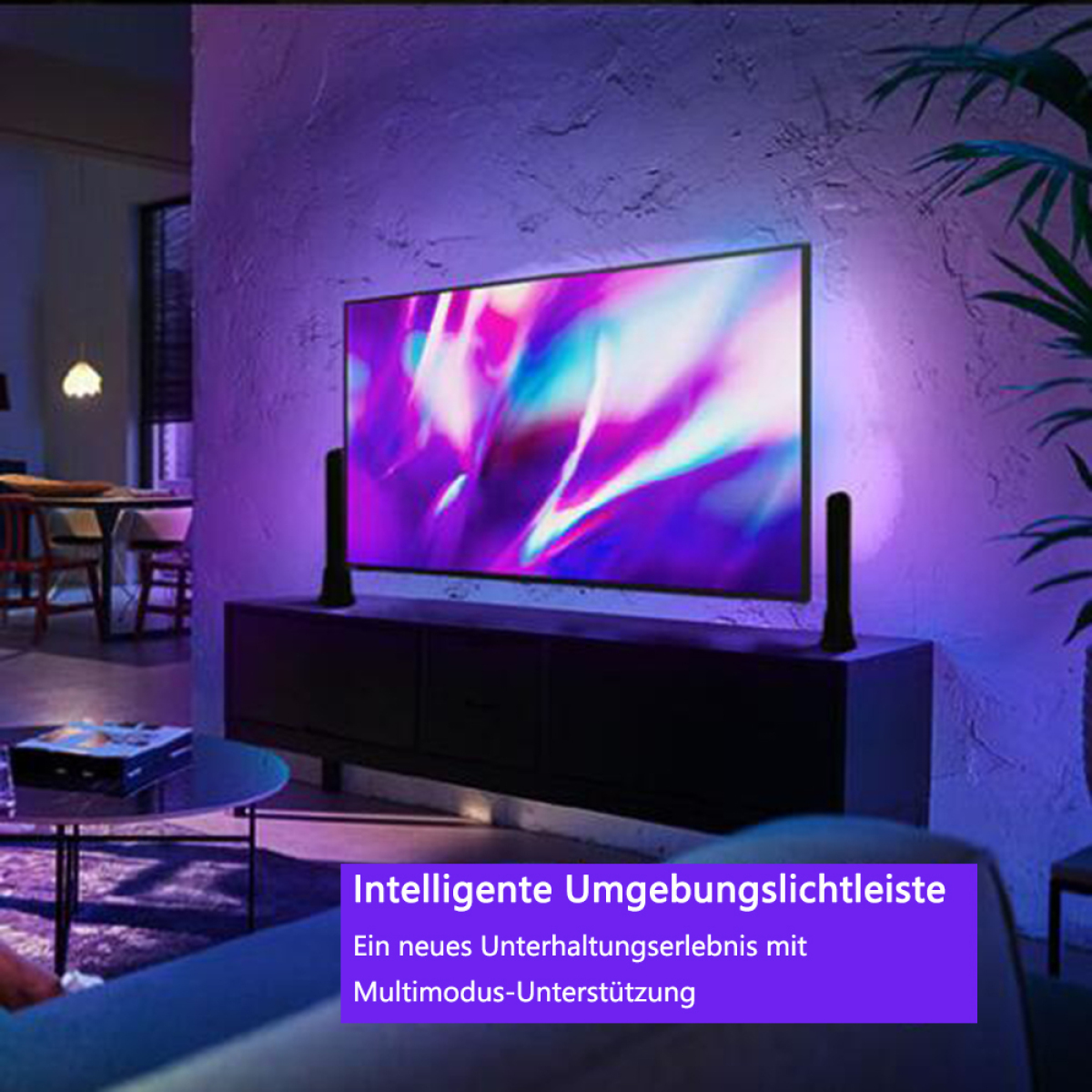 Wohnzimmer mit Fernseher auf einem schwarzen Ständer. Auf beiden Seiten des Fernsehers befinden sich Umgebungslichtleisten.