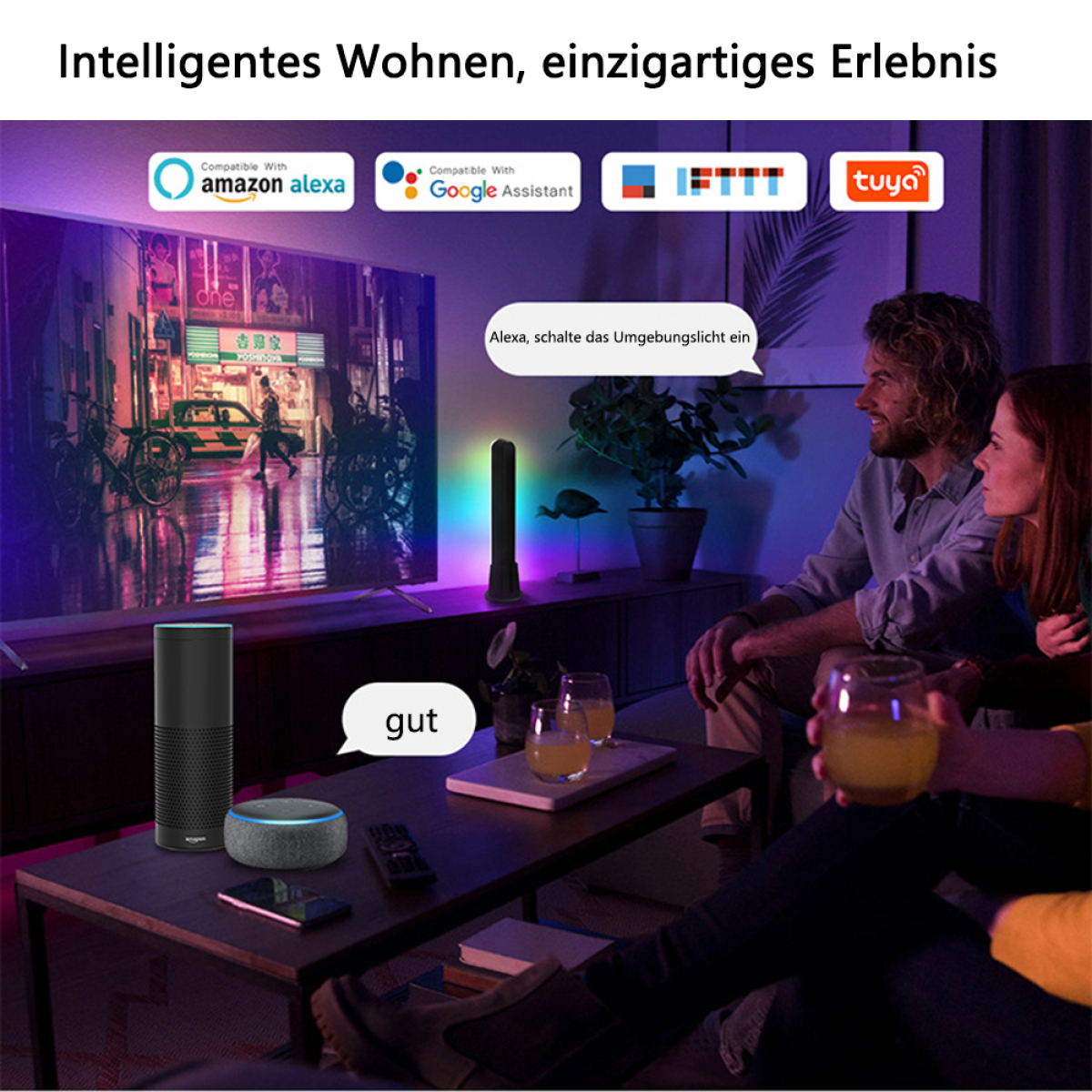 Ein Paar sitzt vor einem Fernseher, mit Smart-Home-Geräten und Text über Smart Living.