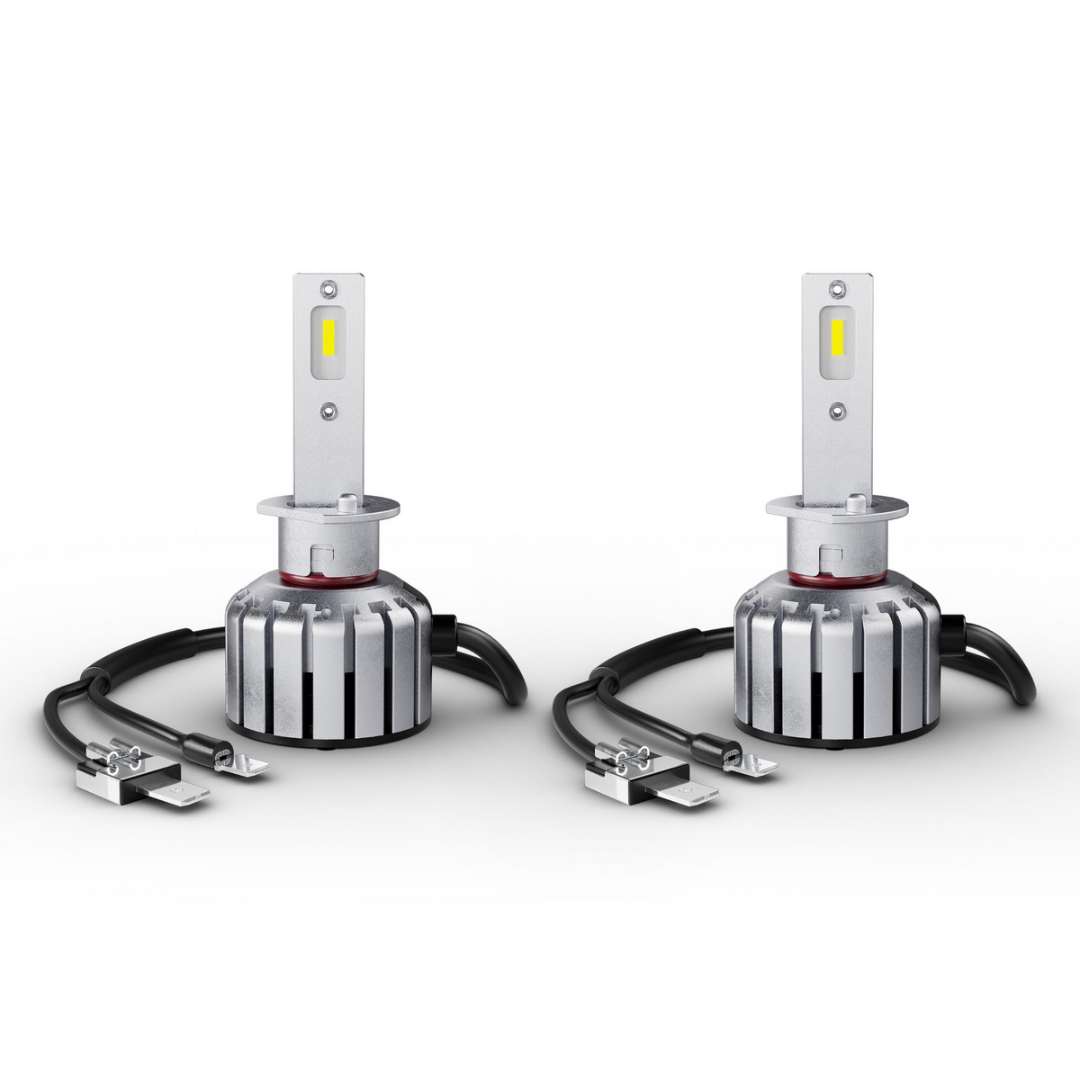 Zwei LED-Scheinwerfer mit silbernem und schwarzem Sockel, isoliert auf weißem Hintergrund.