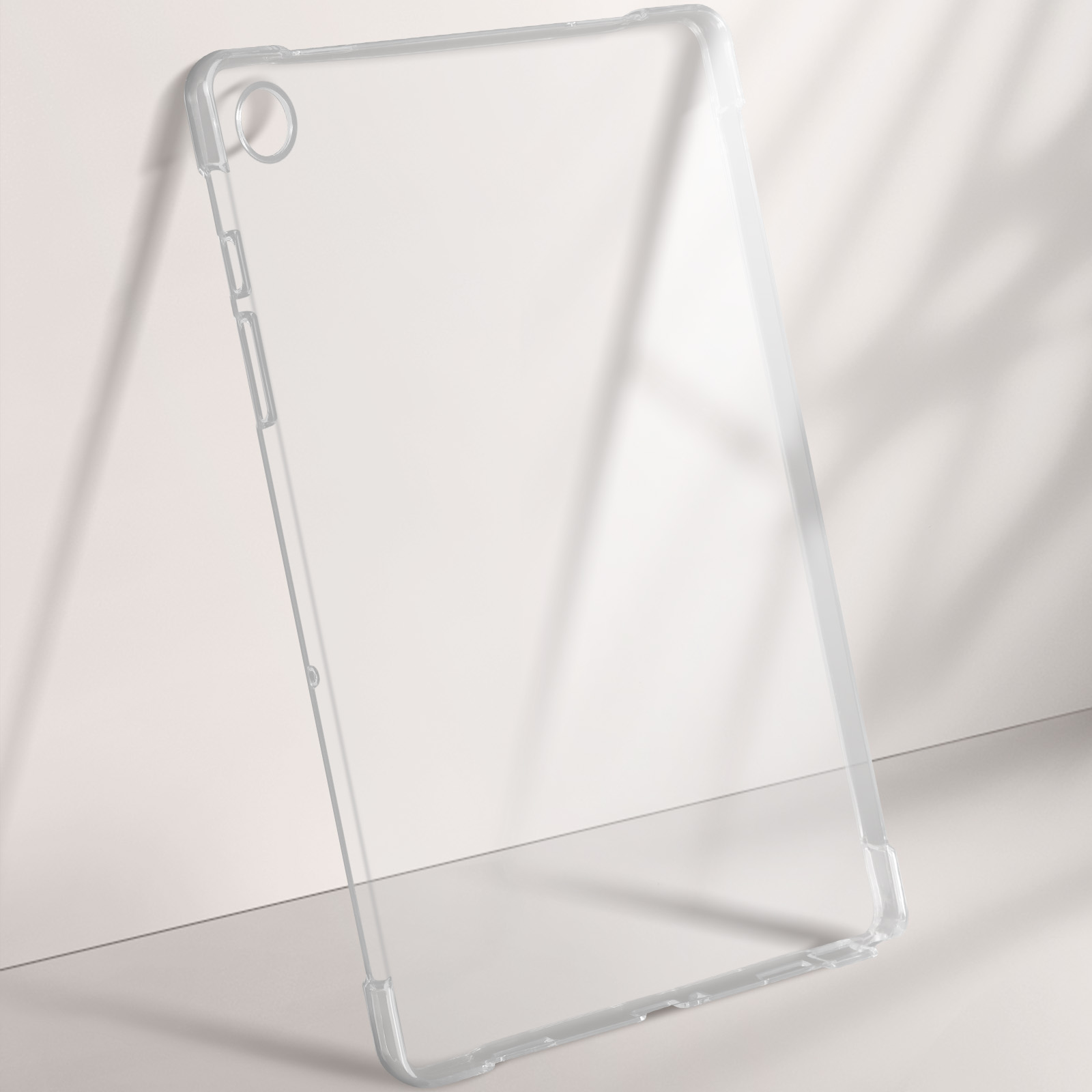 Klare Tablet-Hülle auf weißer Oberfläche. Die Hülle ist transparent, mit leichtem Winkel.