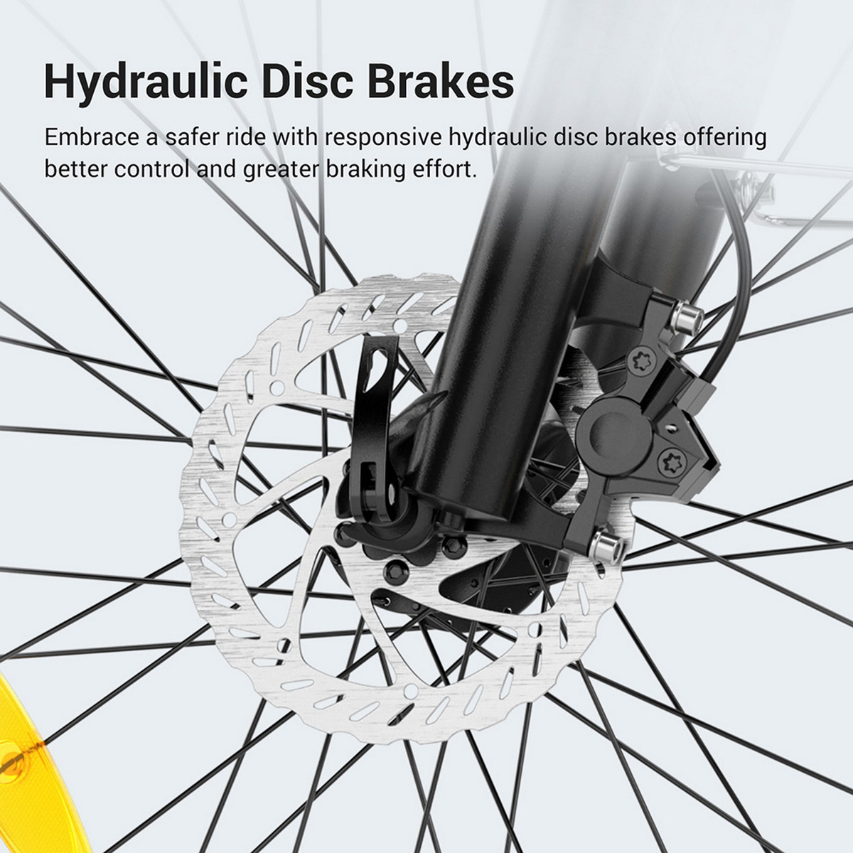 Zbliżenie hamulca tarczowego roweru. Czarne i srebrne części. Białe tło.