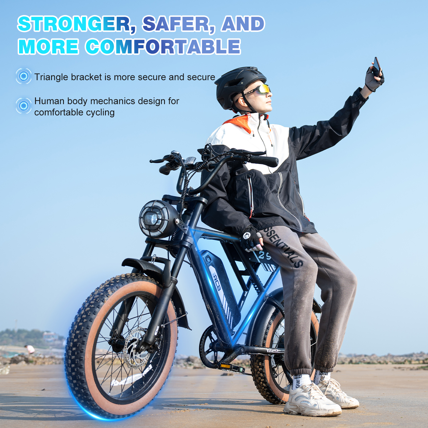 Mann auf einem blauen Elektrofahrrad an einem sonnigen Tag. Er trägt Helm und Sonnenbrille, hält ein Telefon.