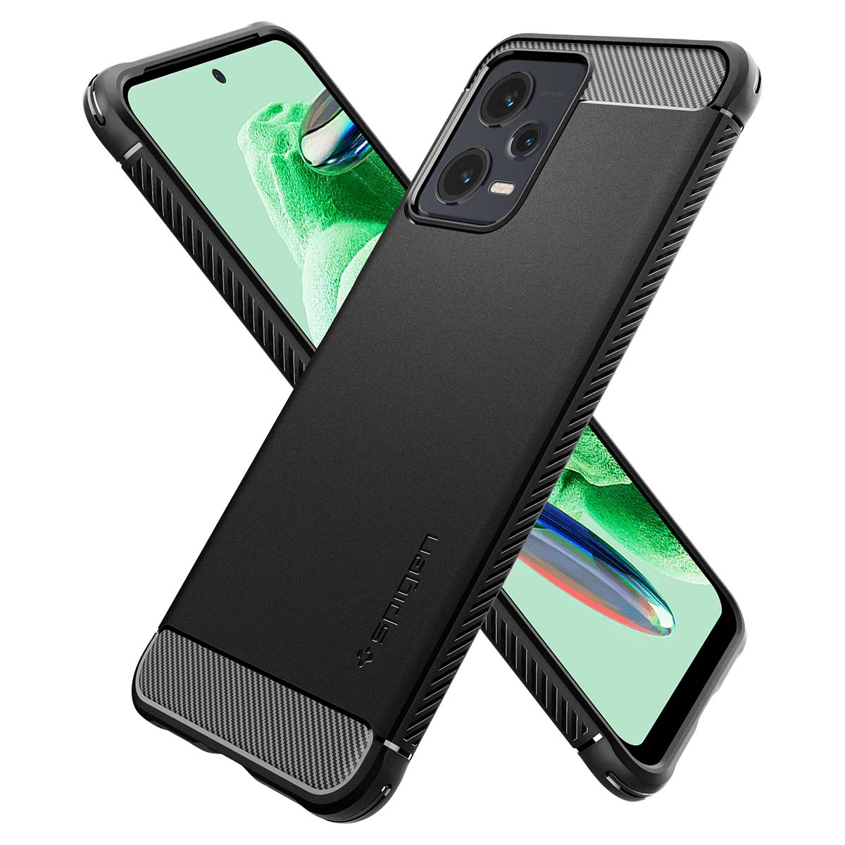 Dwa czarne etui na telefon z akcentami z włókna węglowego, pod kątem. Jedno ma telefon w środku.