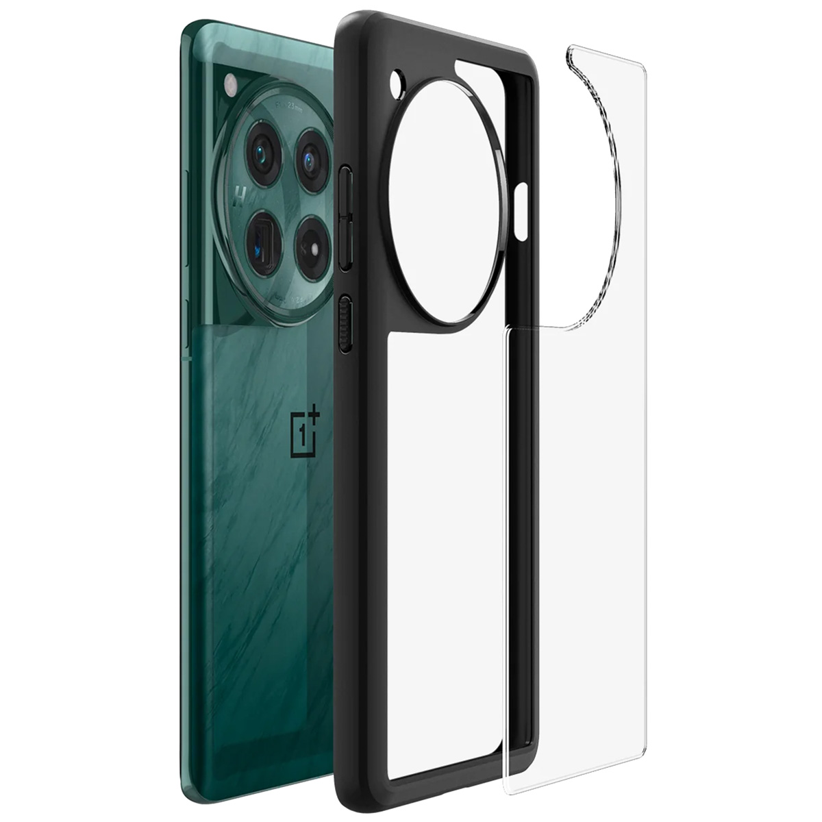 Een groene smartphone met vier camera's naast zwarte en doorzichtige beschermhoezen.