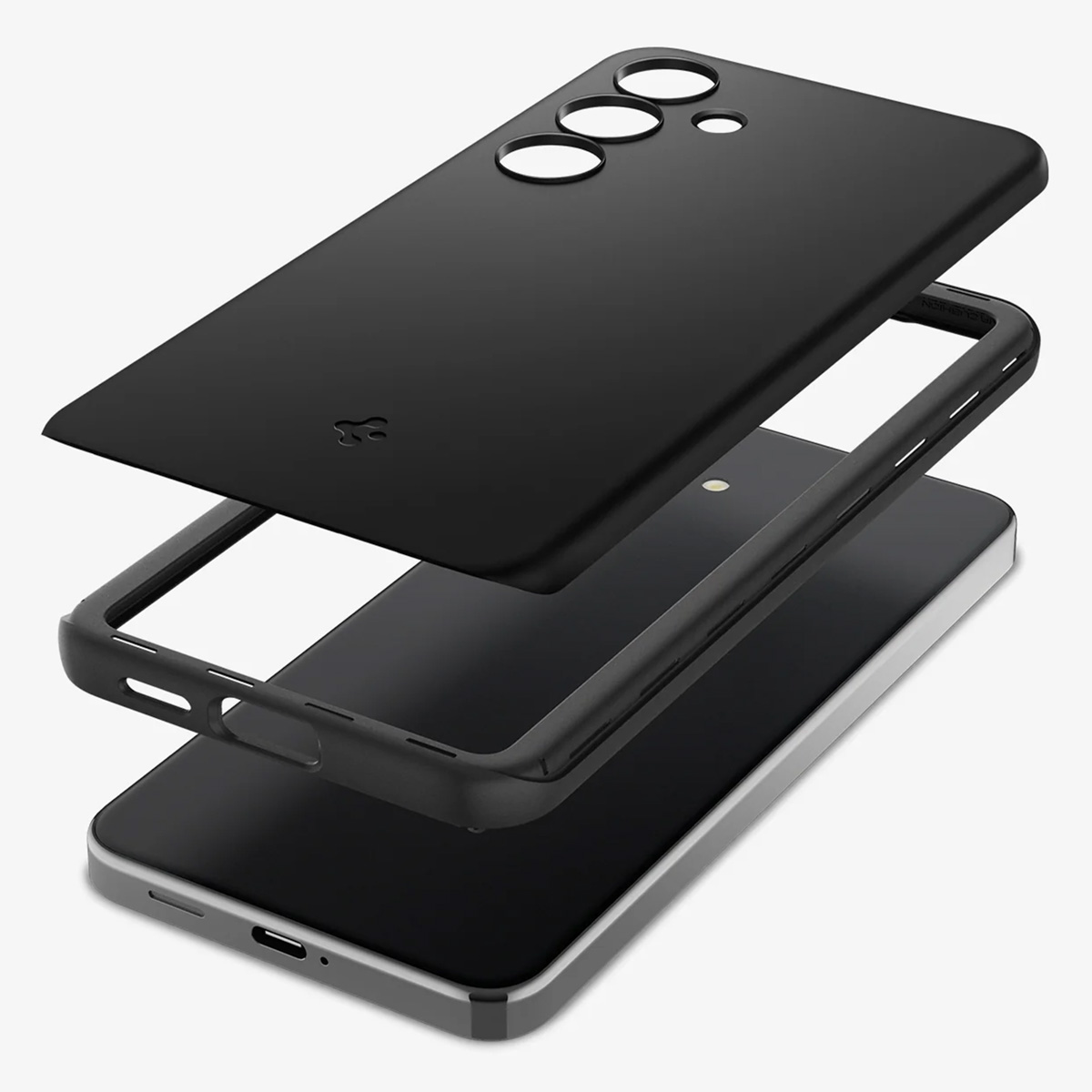 Eine schwarze Handyhülle in drei Schichten. Das Telefon ist unten und das Kameramodul ist sichtbar.
