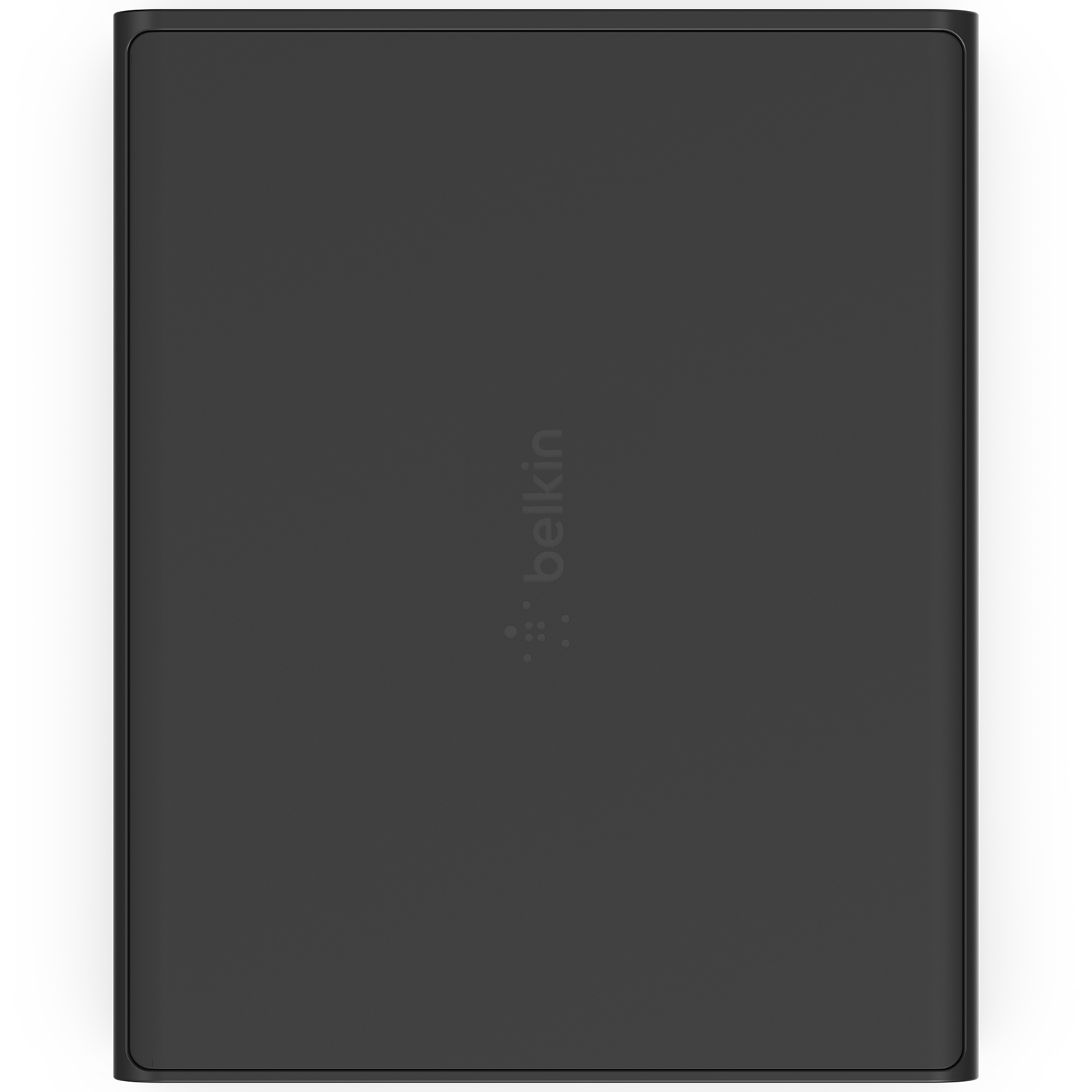 Adaptador de corriente Belkin, de color negro. El logo de Belkin está en el centro.