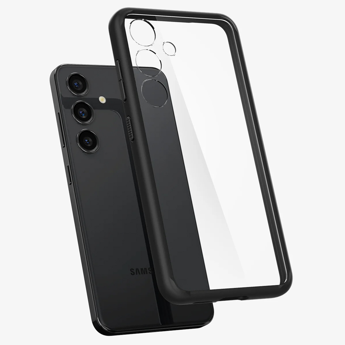 Téléphone noir avec une coque transparente. Le téléphone a trois caméras et la coque est sur le téléphone.