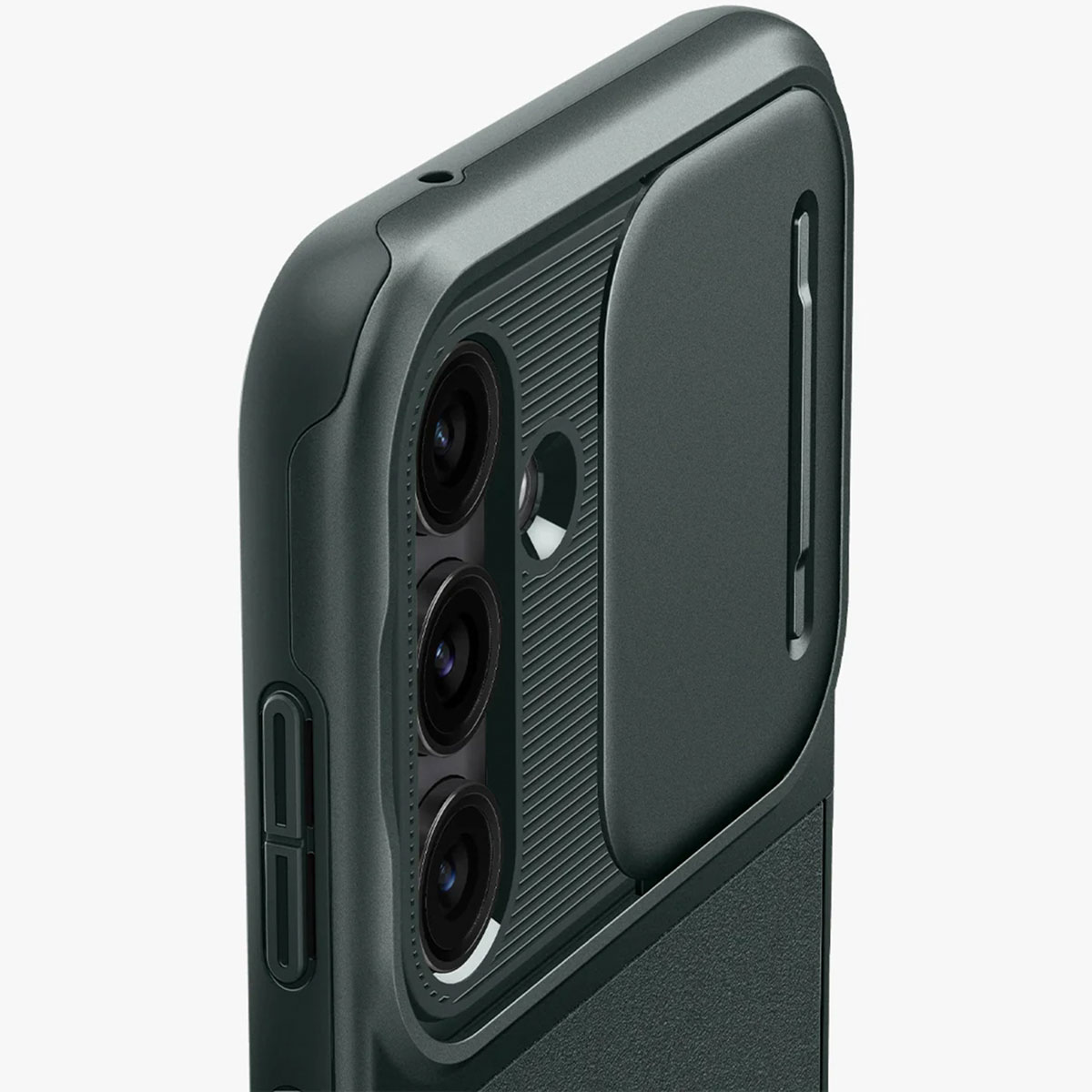 Primo piano di una custodia per telefono con l'area della fotocamera. La custodia ha tre ritagli per la fotocamera e una copertura scorrevole.