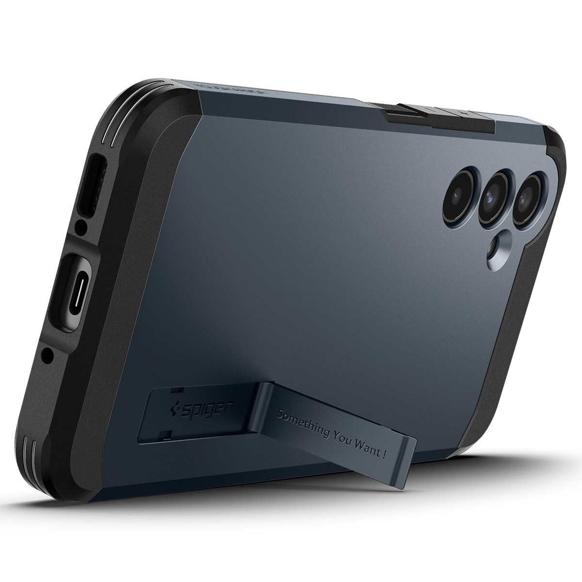 Telefono in una custodia blu e nera. La custodia ha un cavalletto e un logo Spigen. Il telefono è angolato.