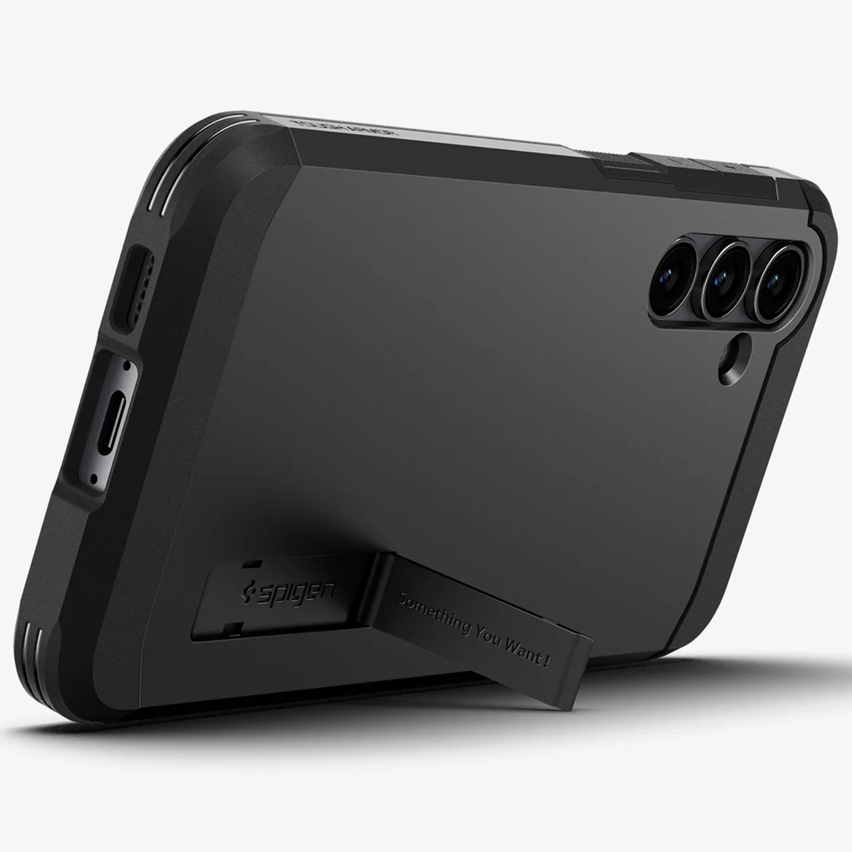 Zwarte telefoonhoes met standaard, drie camera's zichtbaar.