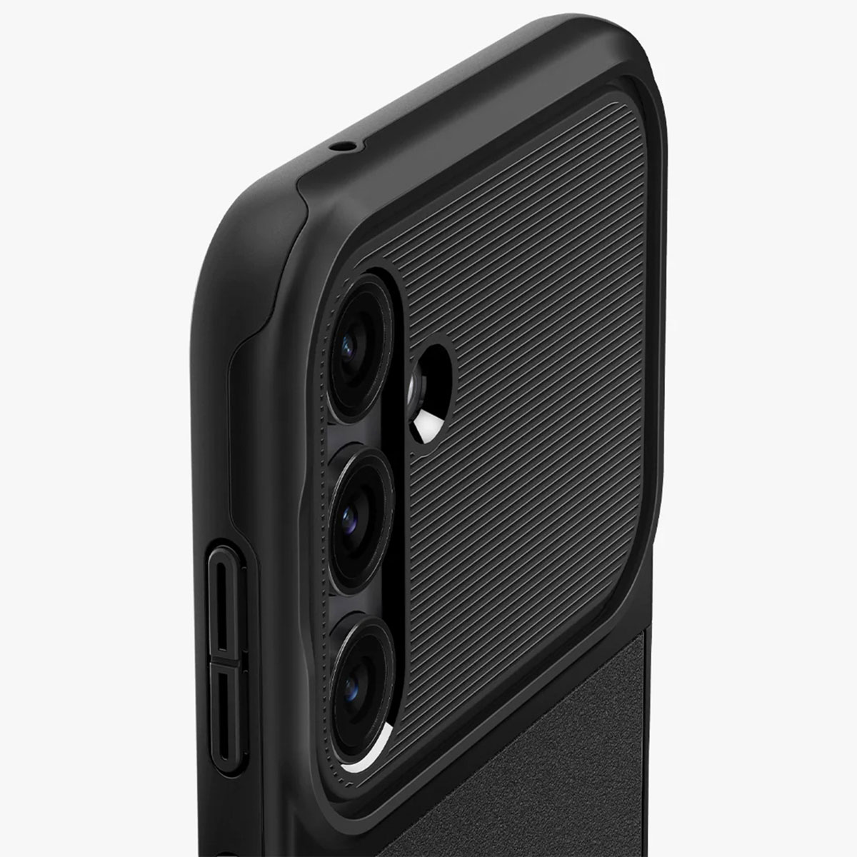 Primo piano di una custodia nera per telefono con tre fotocamere e un'area nera strutturata.