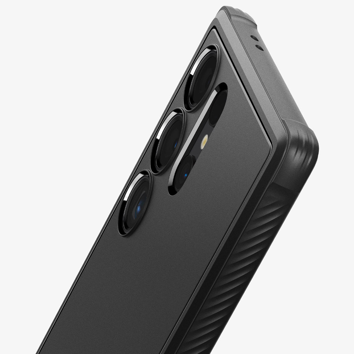 Een zwarte telefoonhoes met drie cameralenzen. De hoes heeft een getextureerde zijkant.