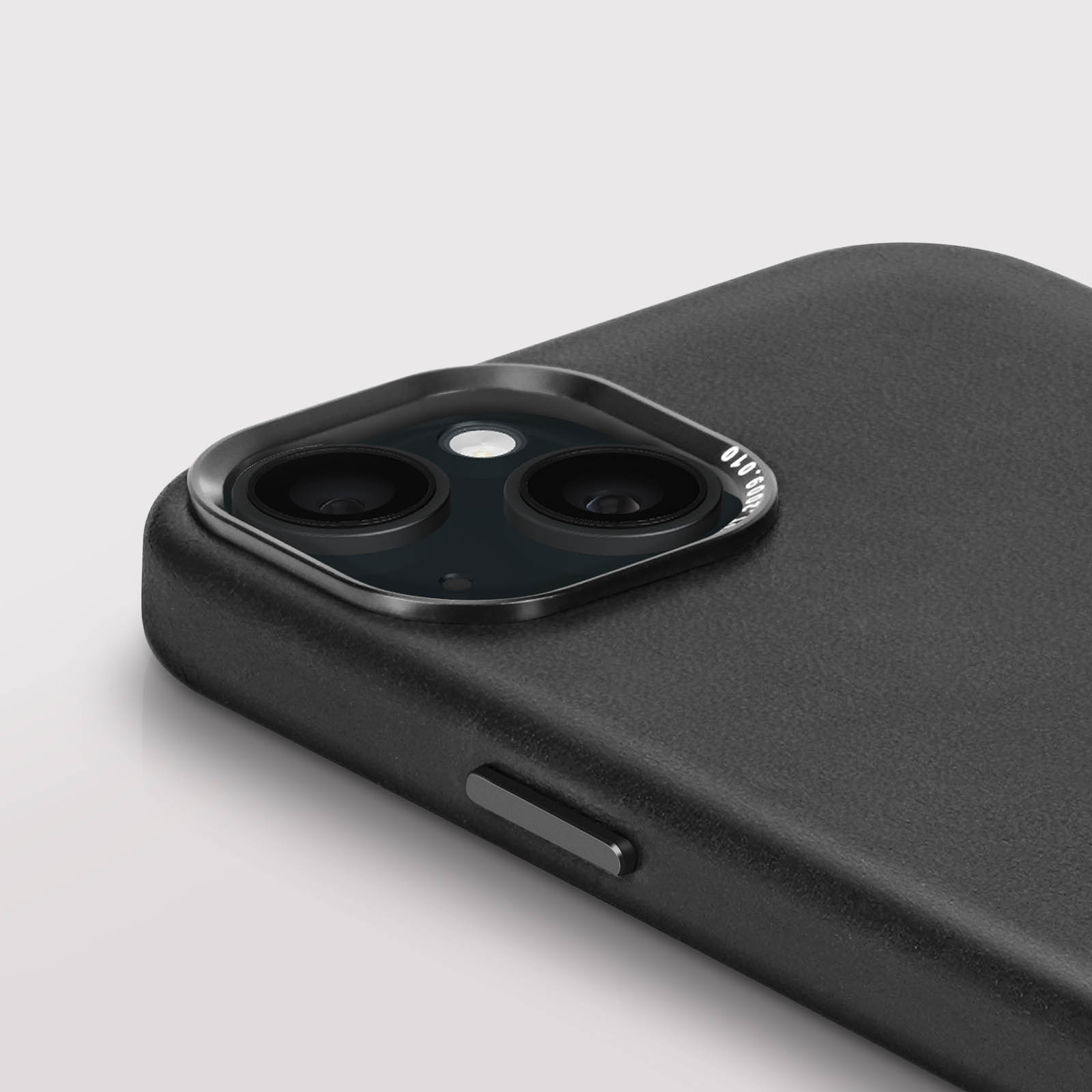 Primo piano di una custodia per telefono nera con lenti della fotocamera.