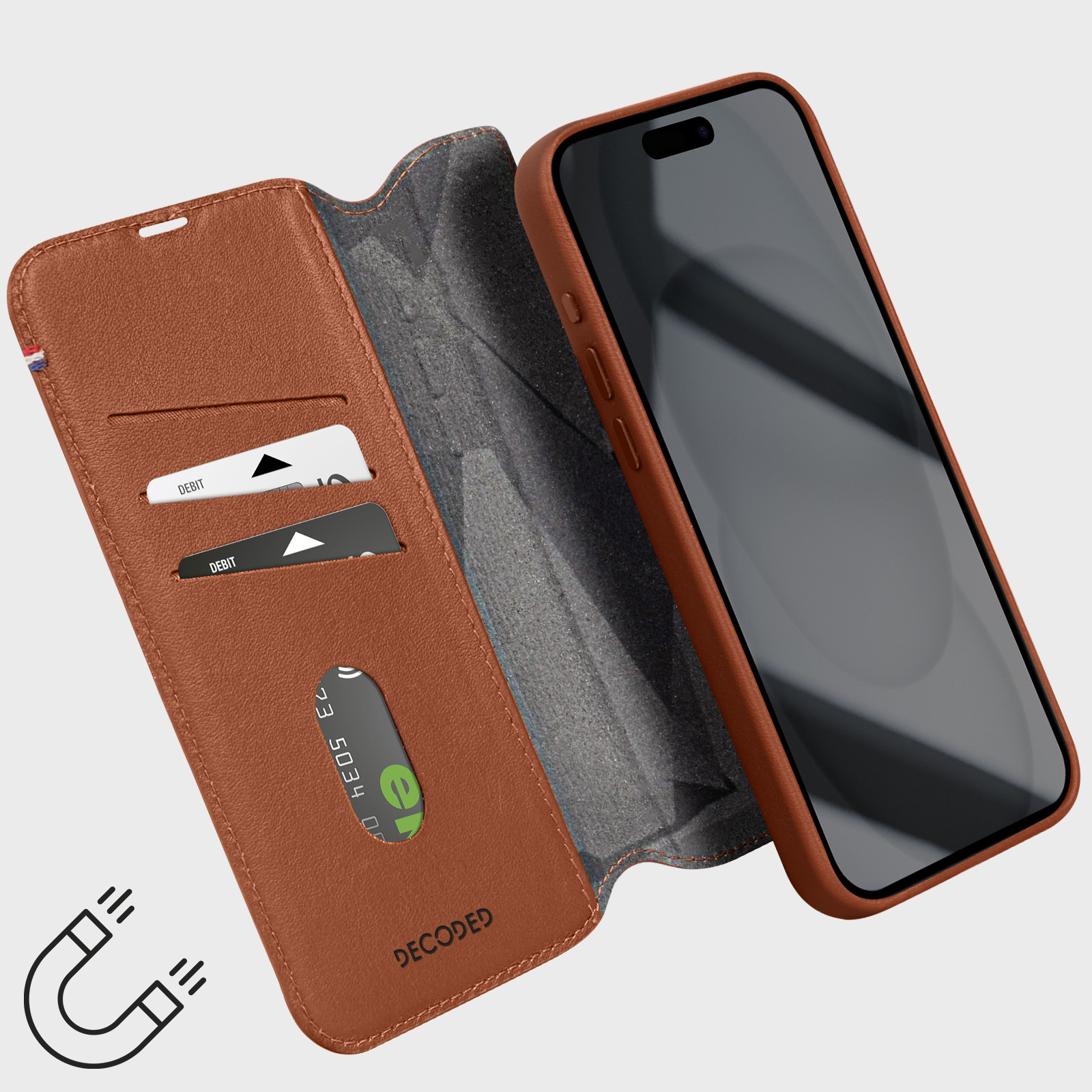Een bruine leren telefoonhoes open met creditcards en een telefoon.
