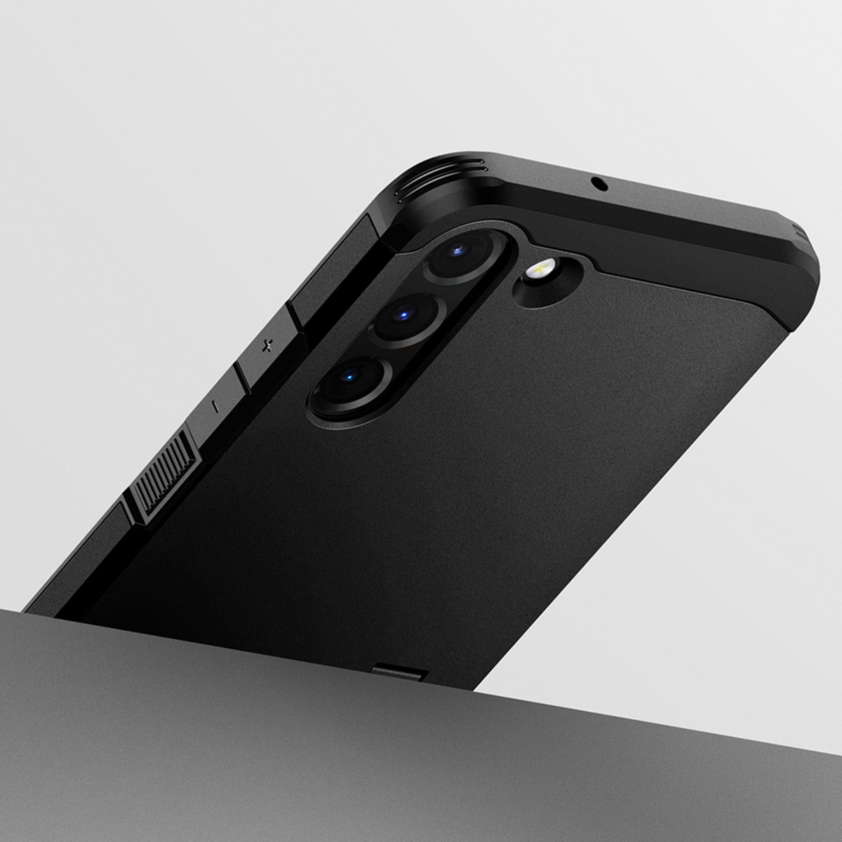 Uno smartphone nero in una custodia protettiva, angolato verso l'alto, con un array di fotocamere visibile.