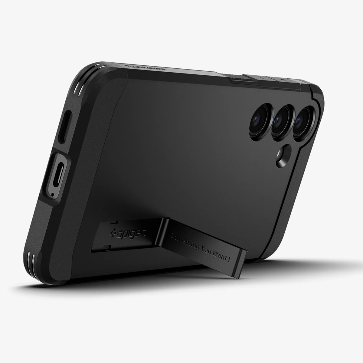 Zwarte telefoonhoes met een standaard. De telefoon staat schuin, met tekst.