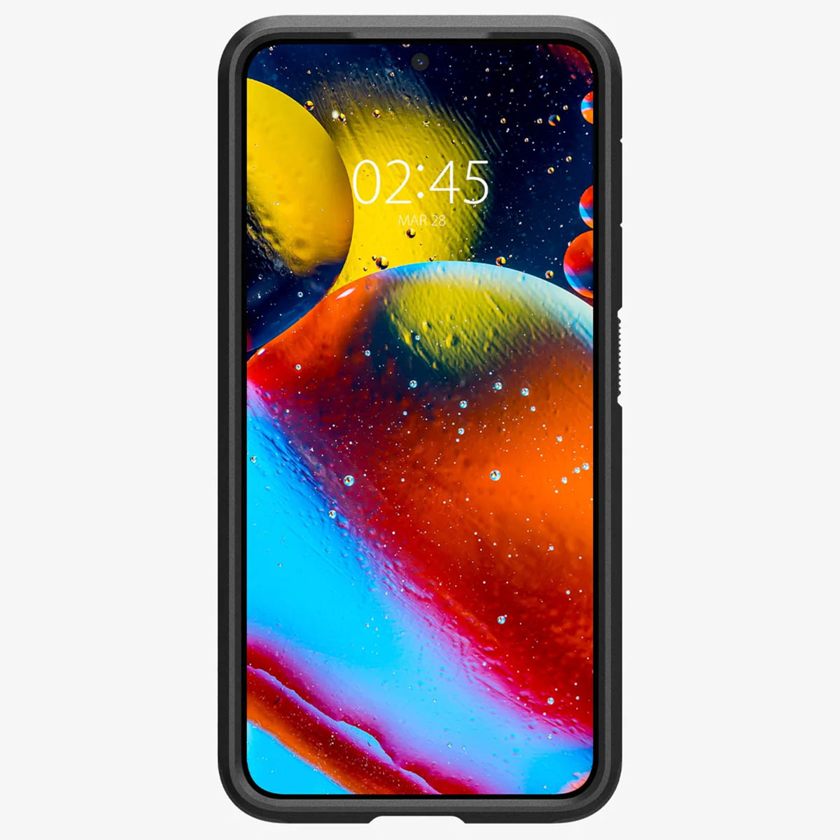 Een telefoon met een zwarte hoes die tijd en datum weergeeft.