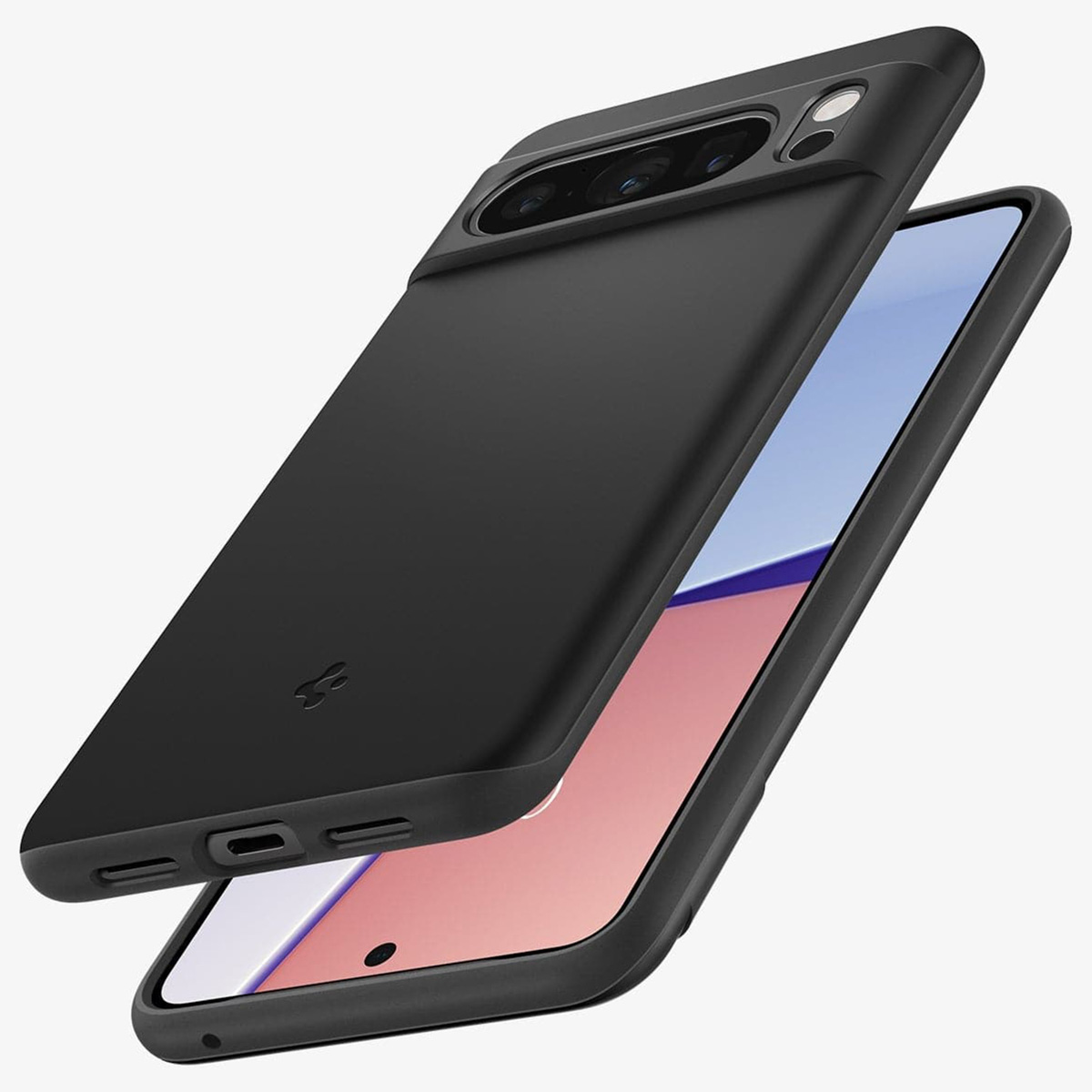 Custodia per telefono nera su un telefono. Il telefono è nero e ha fotocamere. La custodia è nera con il logo Spigen.