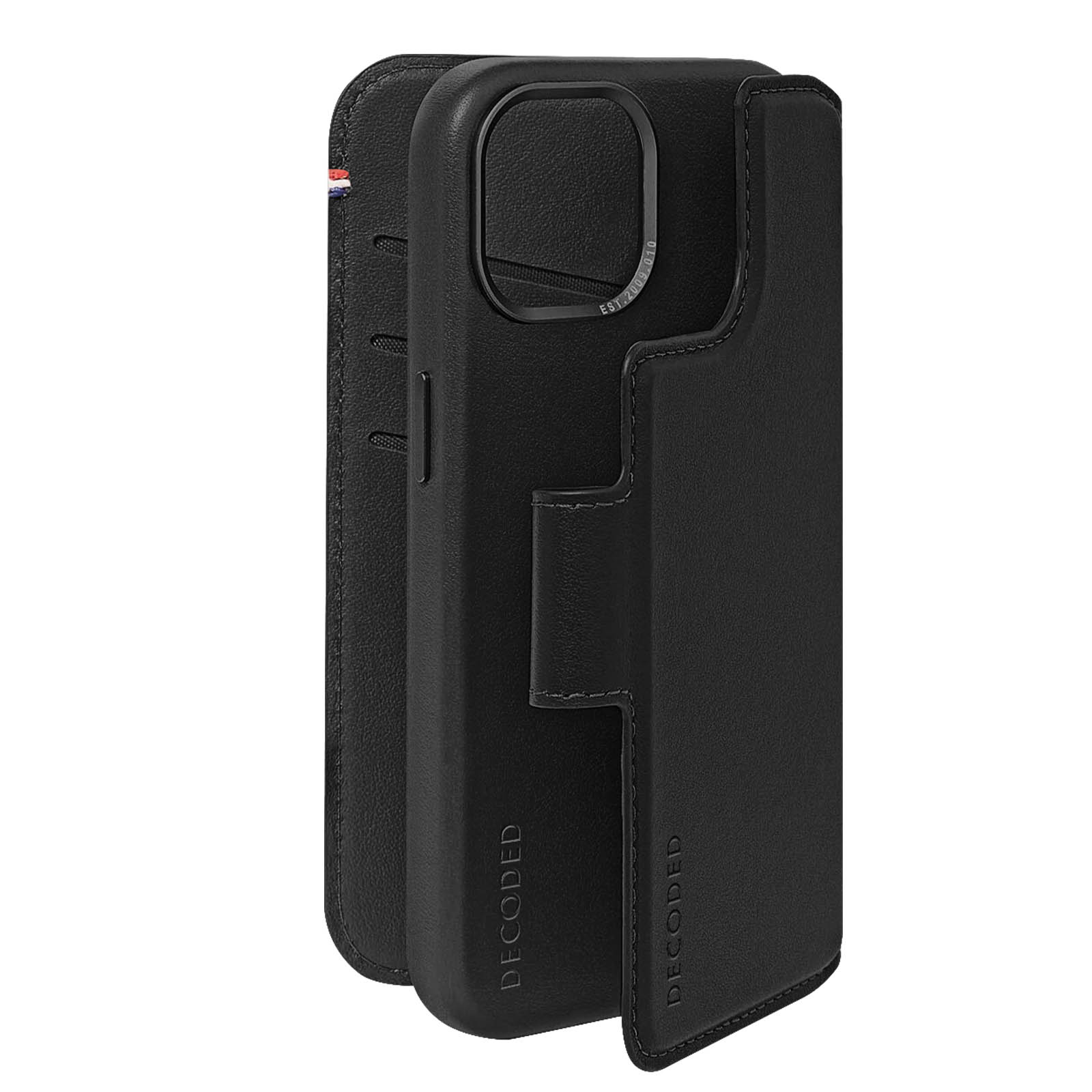 Zwarte leren telefoonhoes met flap en het woord "DECODED" erop gedrukt. De hoes heeft een camera-opening.