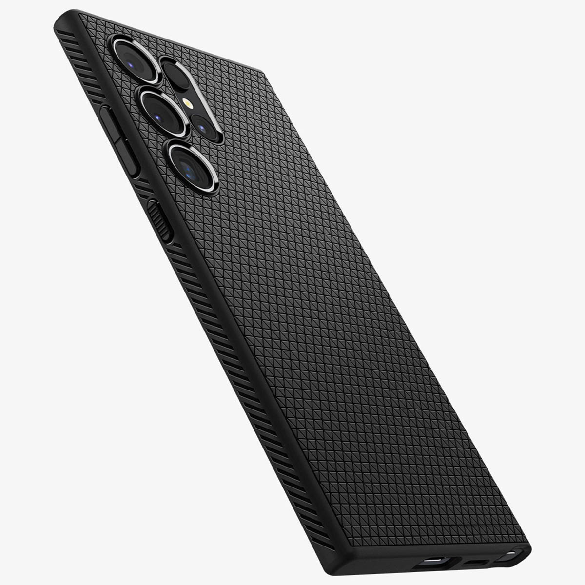 Coque de téléphone noire avec un motif texturé et plusieurs lentilles de caméra.