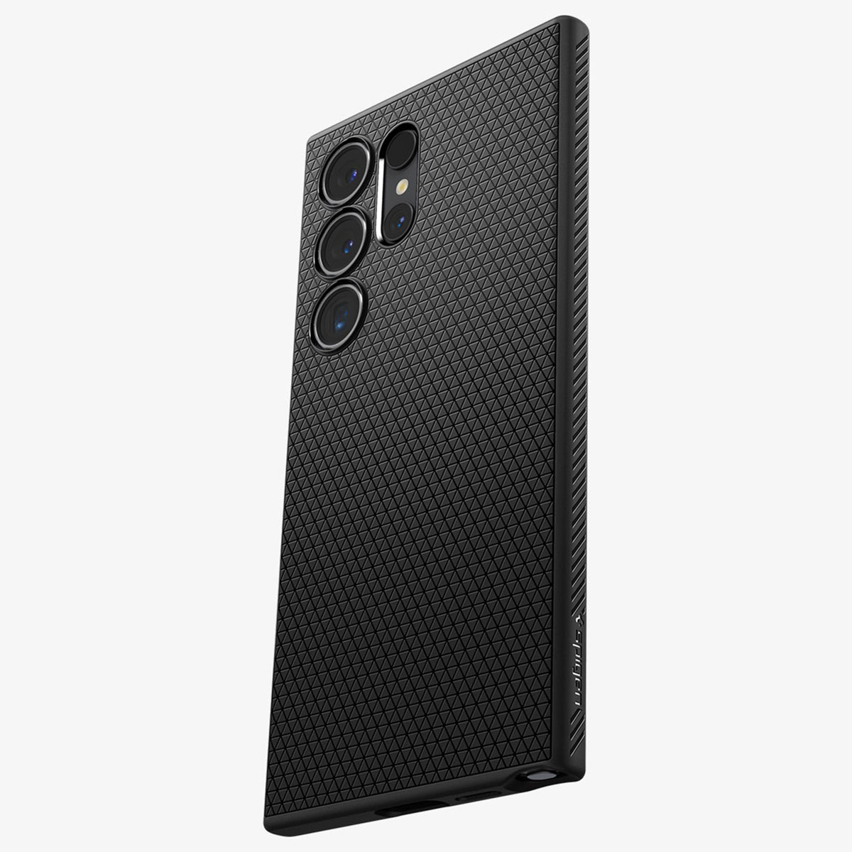 Téléphone noir dans un étui avec un dos texturé. Le téléphone a trois caméras et un flash.