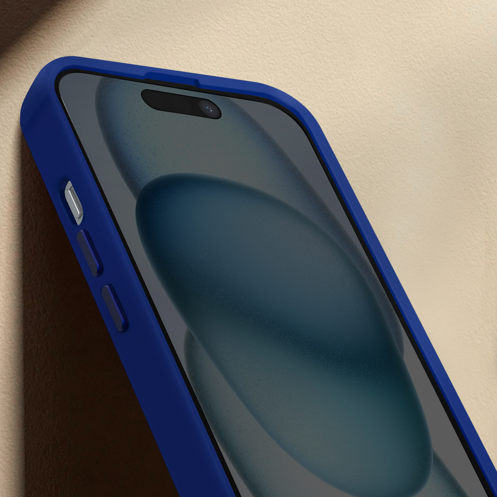 Primo piano di una custodia blu attorno allo schermo di un telefono. Lo schermo mostra uno sfondo blu.