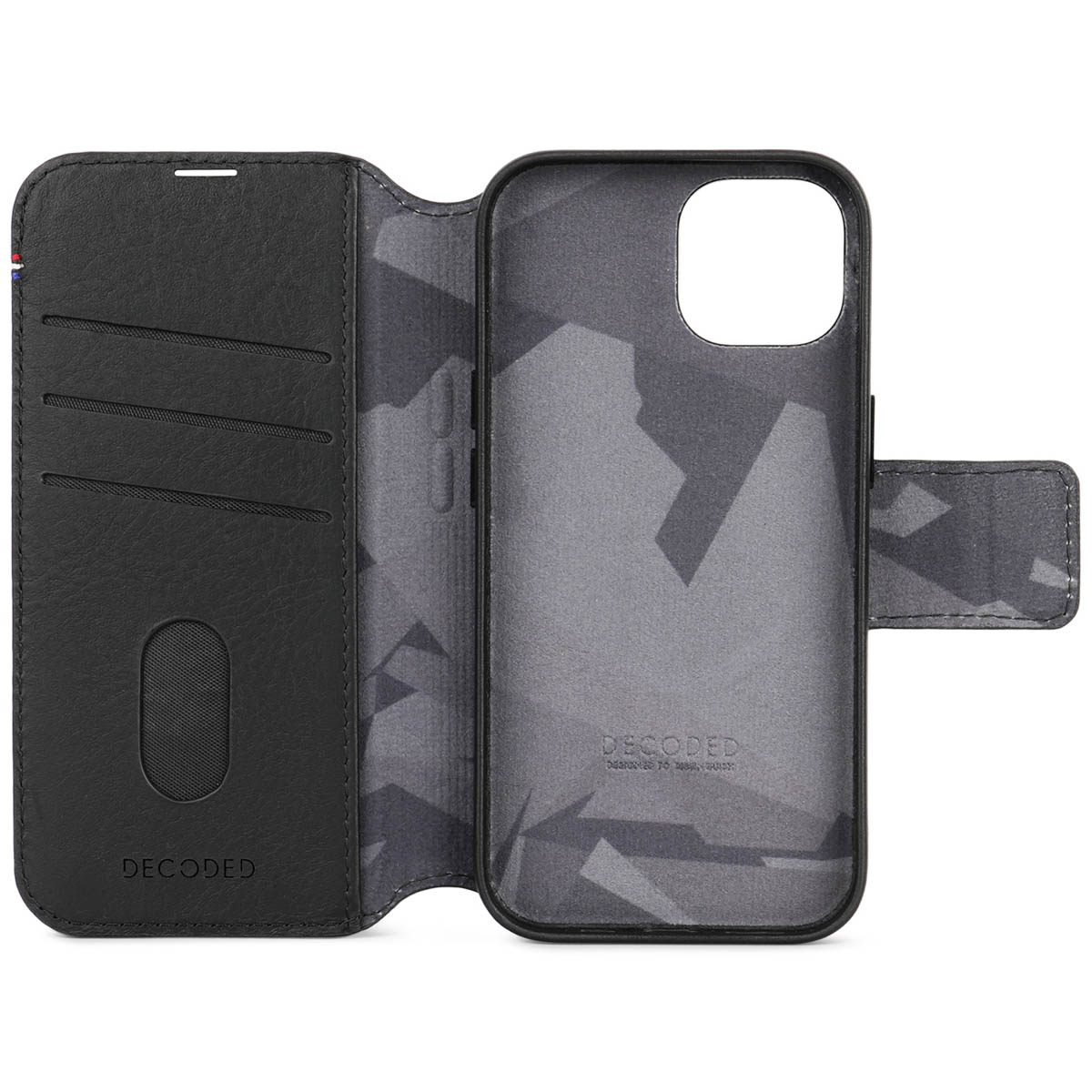 Zwarte leren telefoonhoes open, met kaartsleuven en een camouflage-interieur. De merknaam 'DECODED' is zichtbaar.