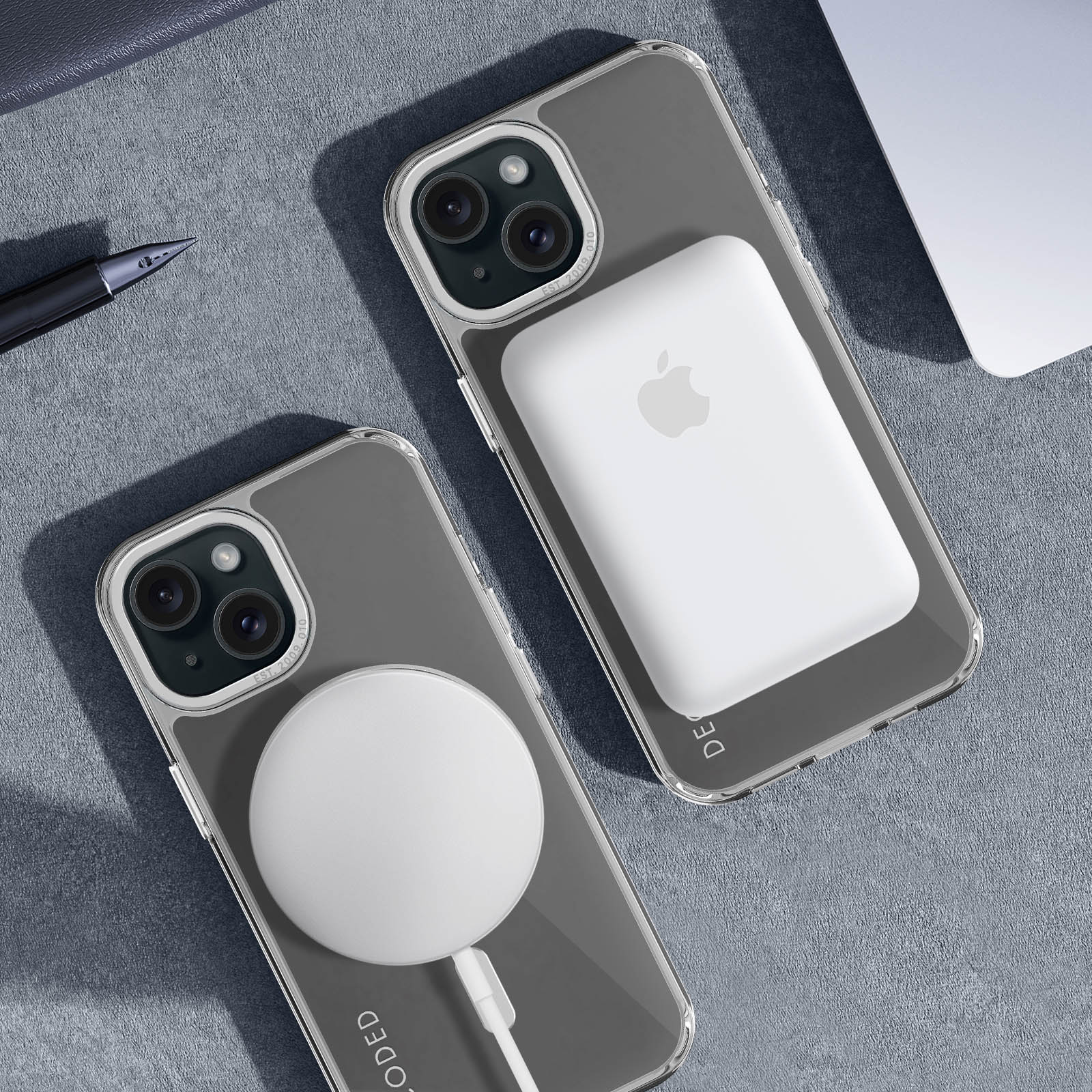 Due telefoni con custodie trasparenti e caricabatterie MagSafe bianchi su superficie grigia.