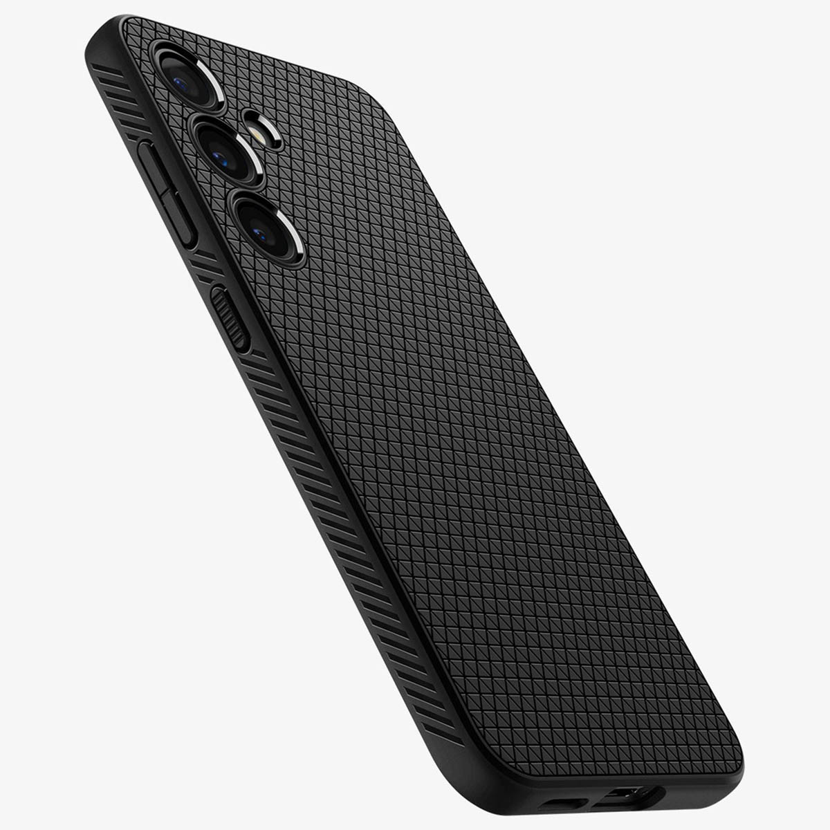Une coque de téléphone noire avec un motif texturé, avec des trous pour l'appareil photo et un fond clair.