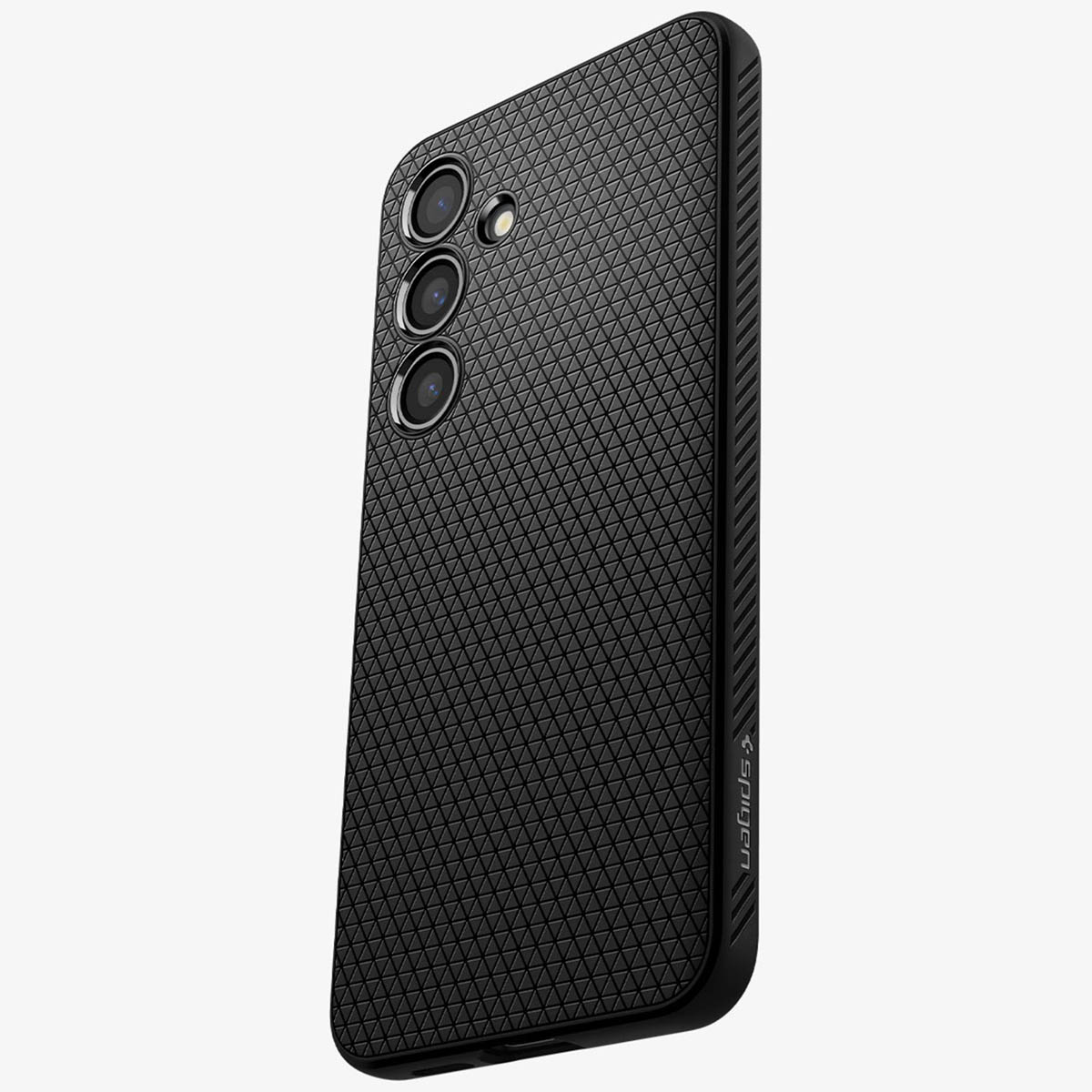 Coque de téléphone noire avec motif texturé. Trois objectifs de caméra sont visibles.