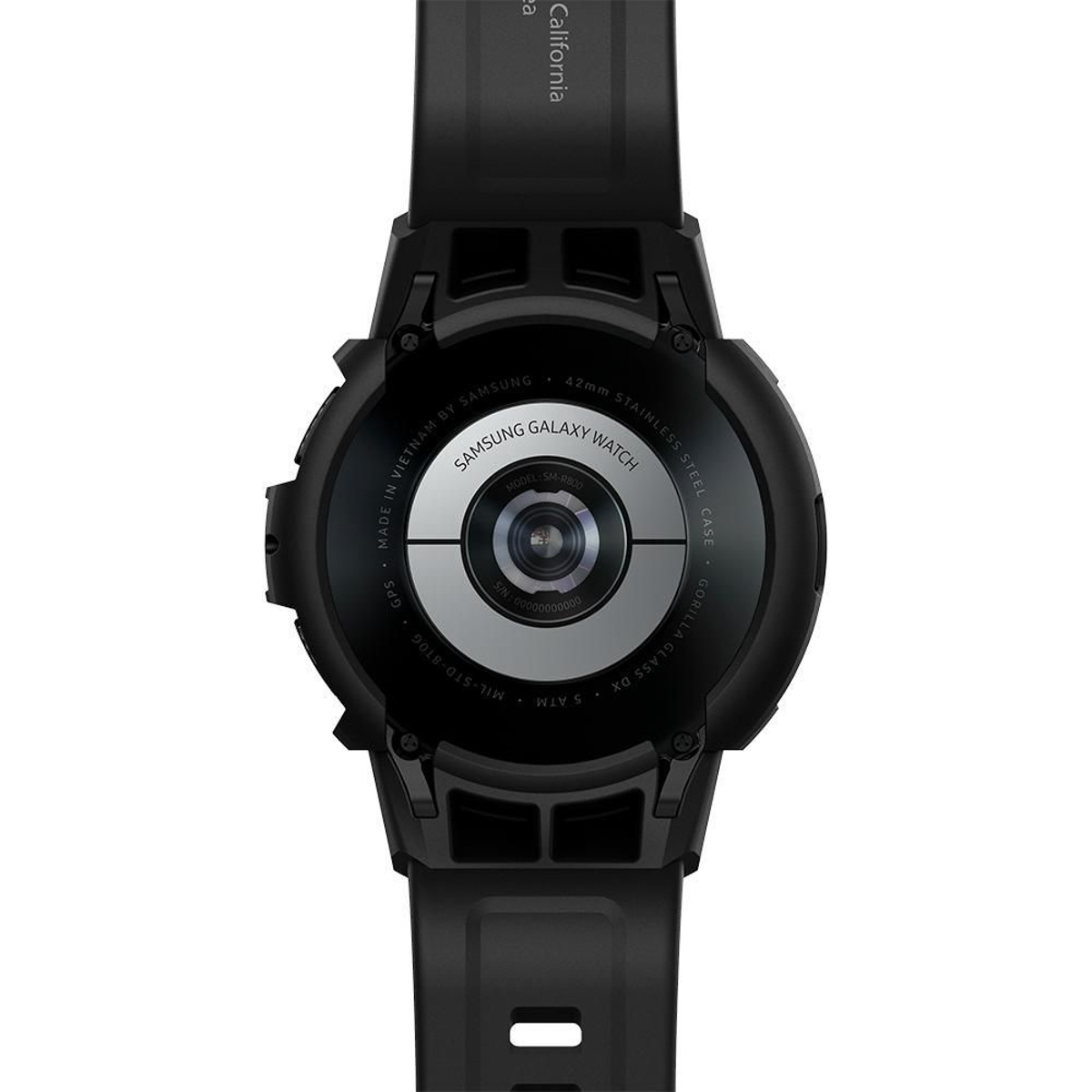 Achterkant van een zwarte Samsung Galaxy smartwatch, met details over model en materiaal.
