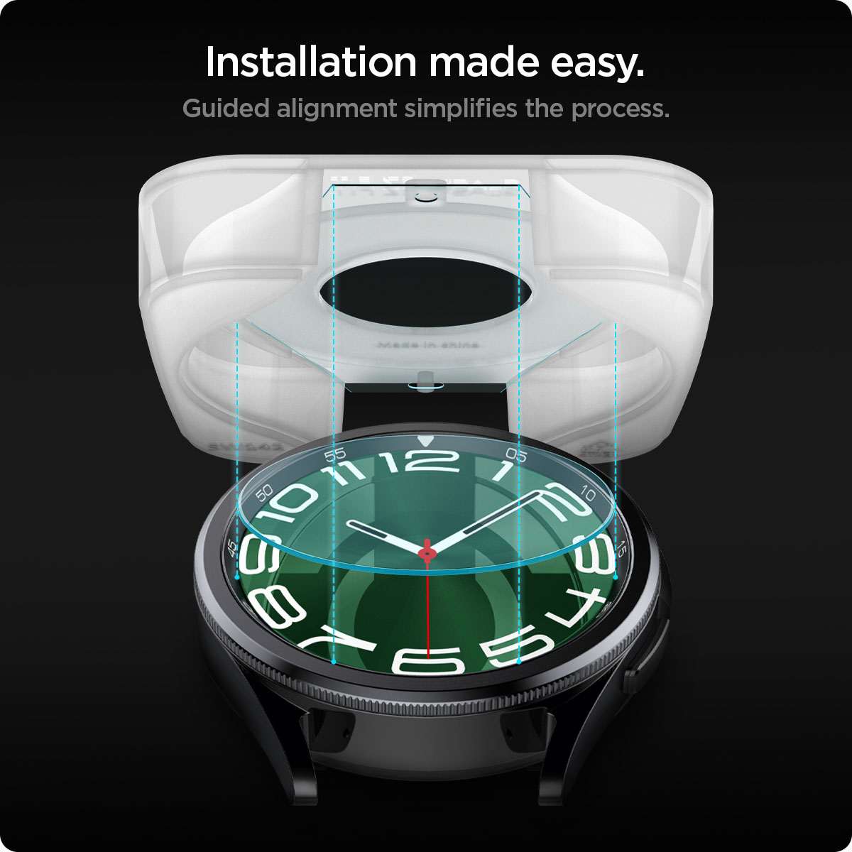 Horloge met beschermhoes. Transparante afdekking over de wijzerplaat. Zwart horloge met witte cijfers.