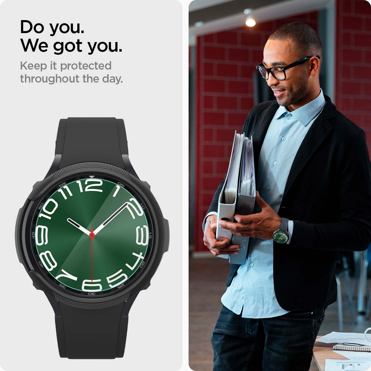 Een man met een bril die bestanden vasthoudt, en een zwarte smartwatch met een groen display.