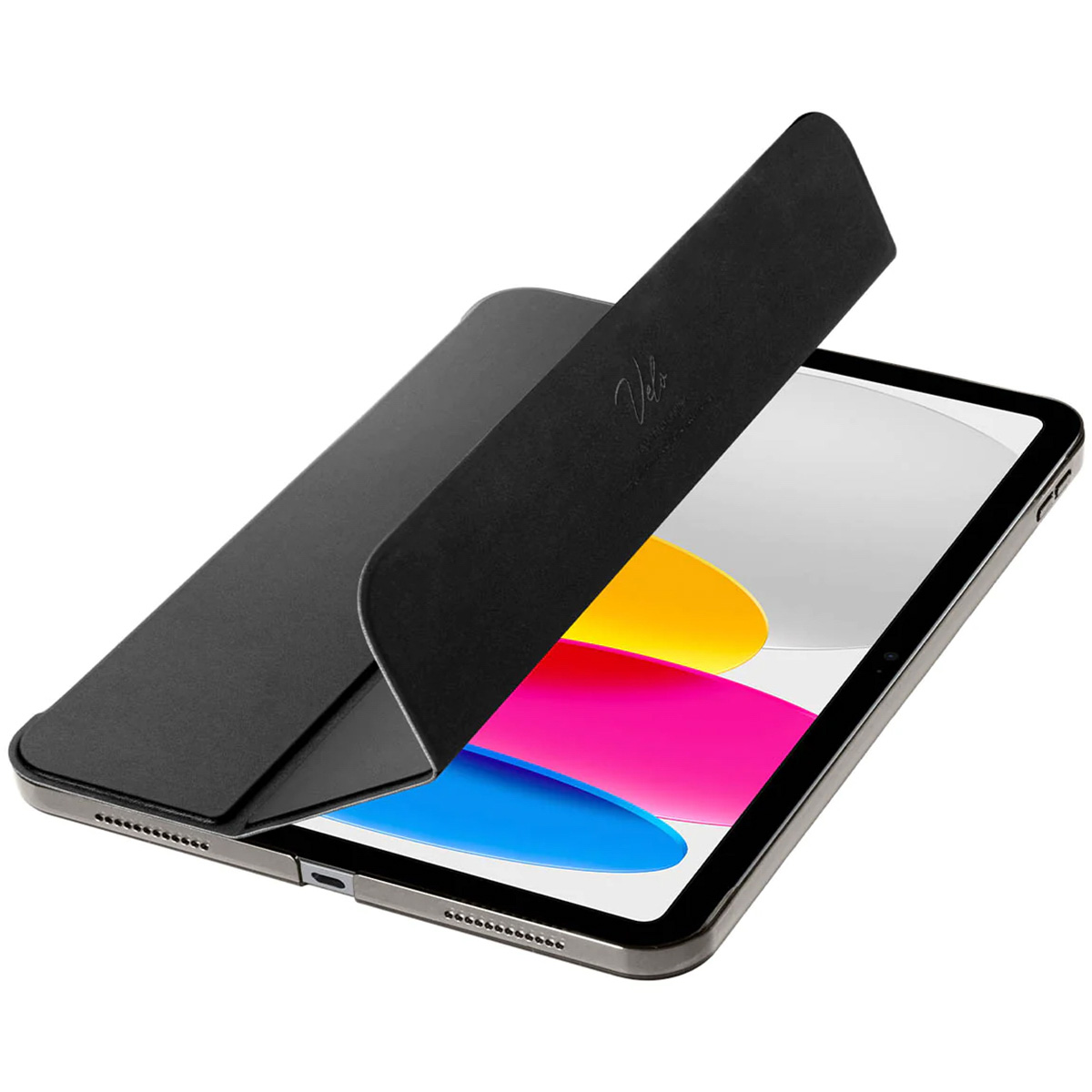 iPad dans un étui noir, ouvert. L'écran affiche des graphiques colorés. L'étui porte le logo Velo.