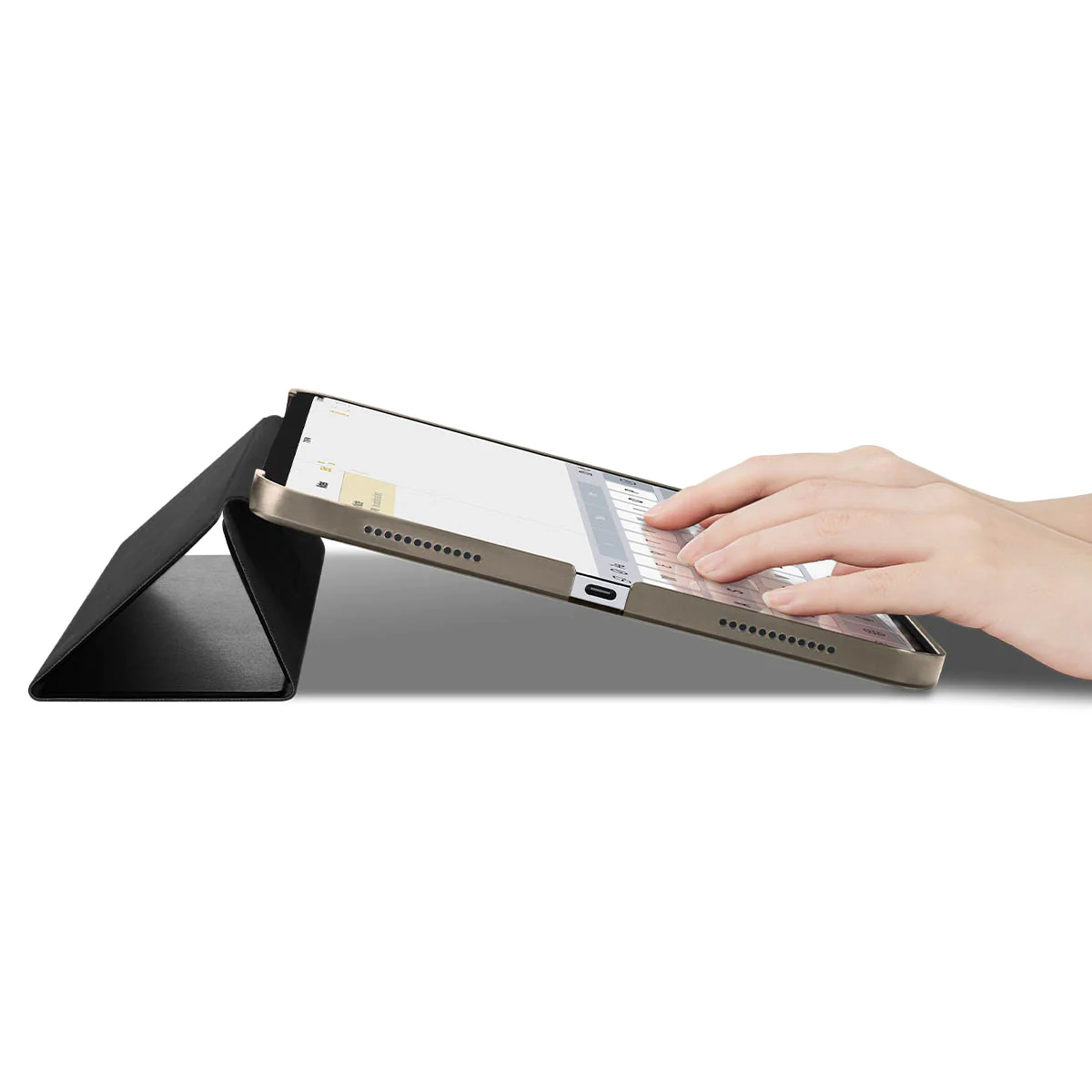 Tablette avec une couverture noire, mains tapant dessus. L'écran affiche une feuille de calcul.