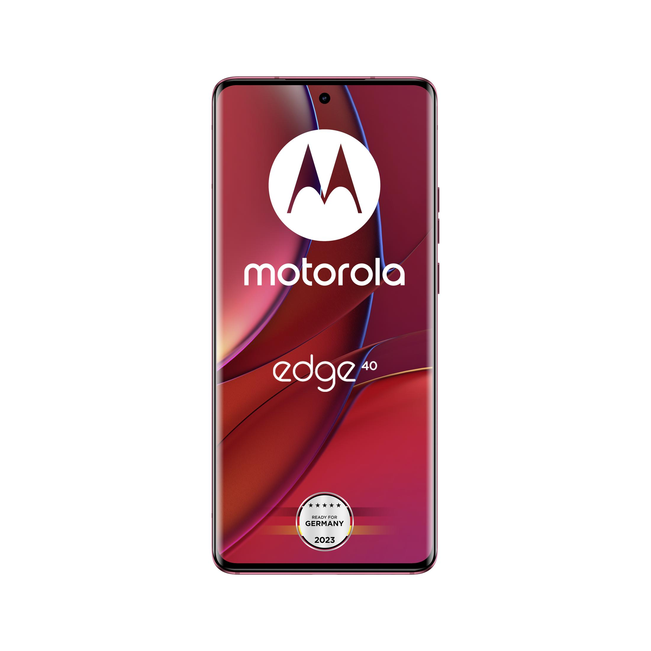 Motorola Edge 40 smartphone; bordeauxrode achterkant, wit Motorola logo, zwart scherm met logo en tekst.