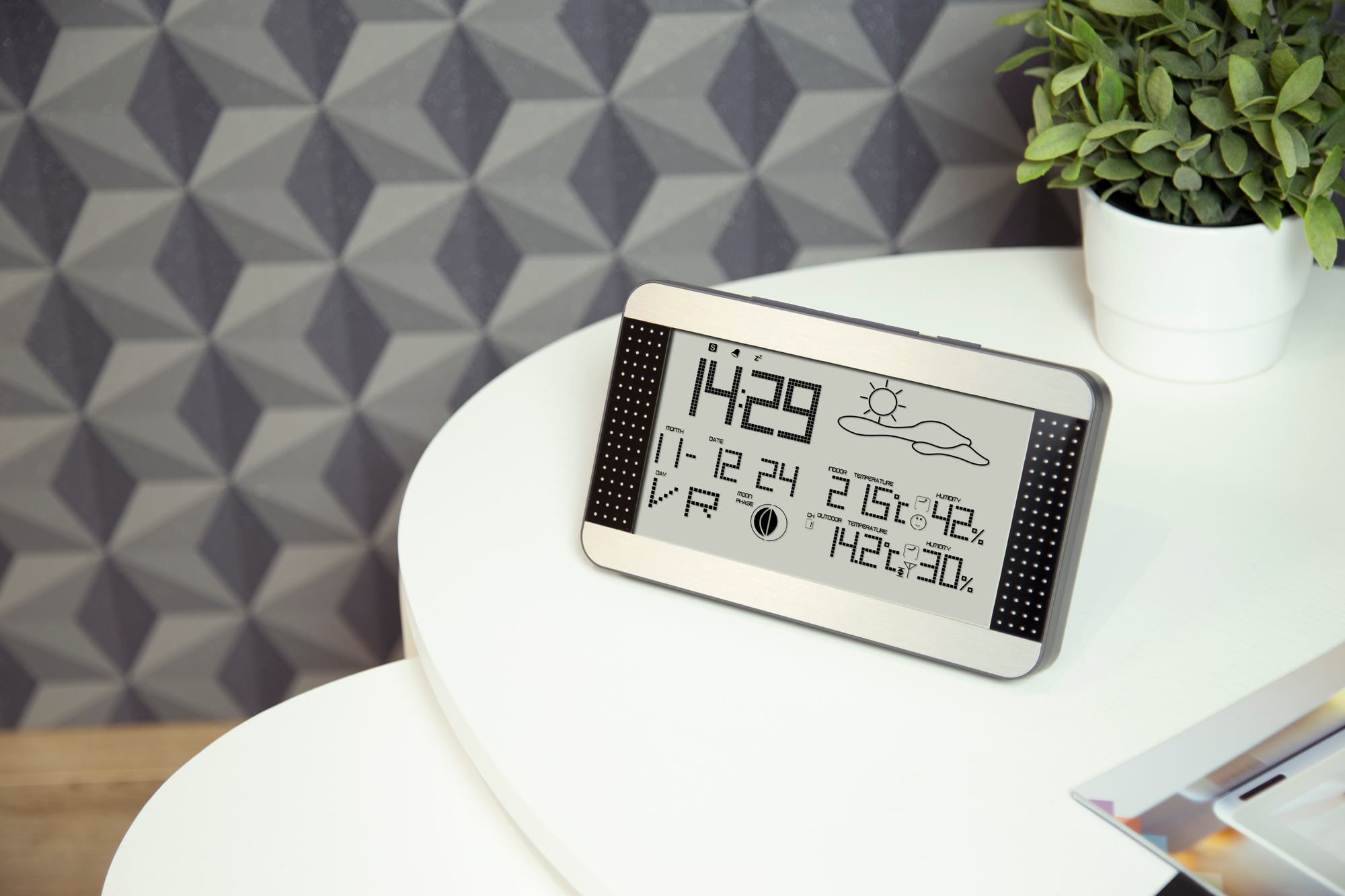 Cyfrowa stacja pogodowa wyświetlająca godzinę, datę, pogodę i szczegóły temperatury.