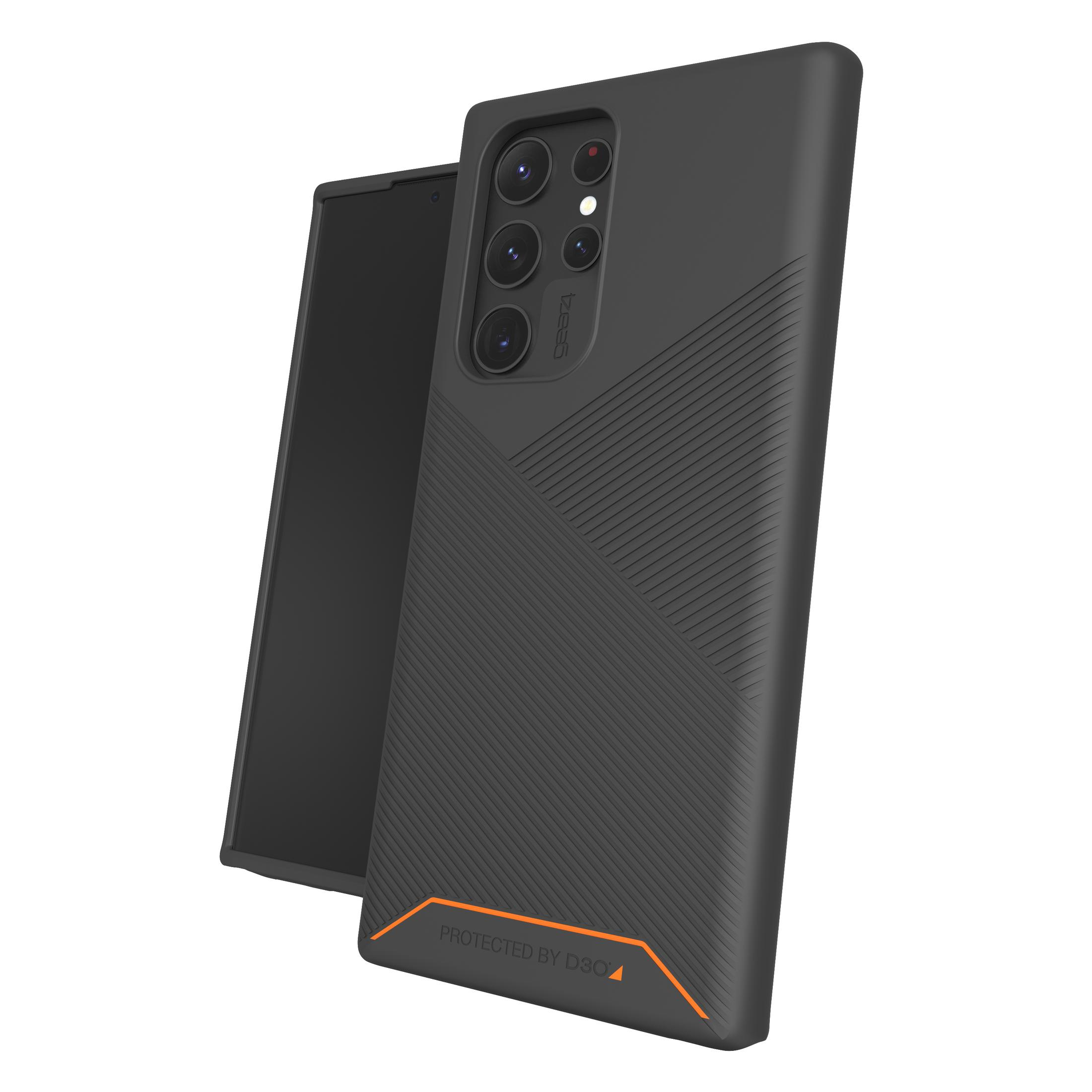 Eine schwarze Handyhülle mit schräger Linien auf der Rückseite und orangefarbenem Akzent.
