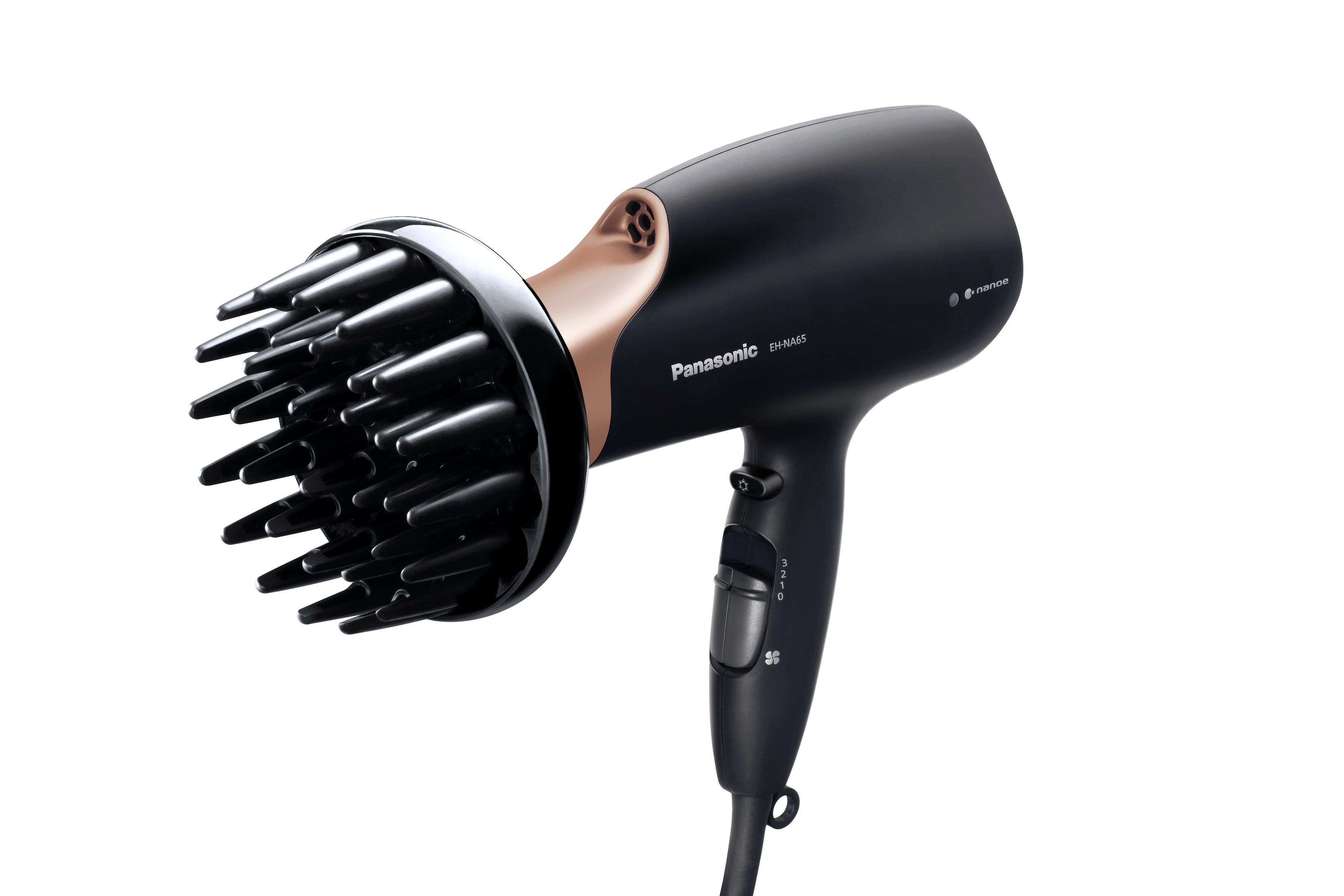 Czarna suszarka do włosów Panasonic z nasadką dyfuzora. Suszarka jest czarna i złota.