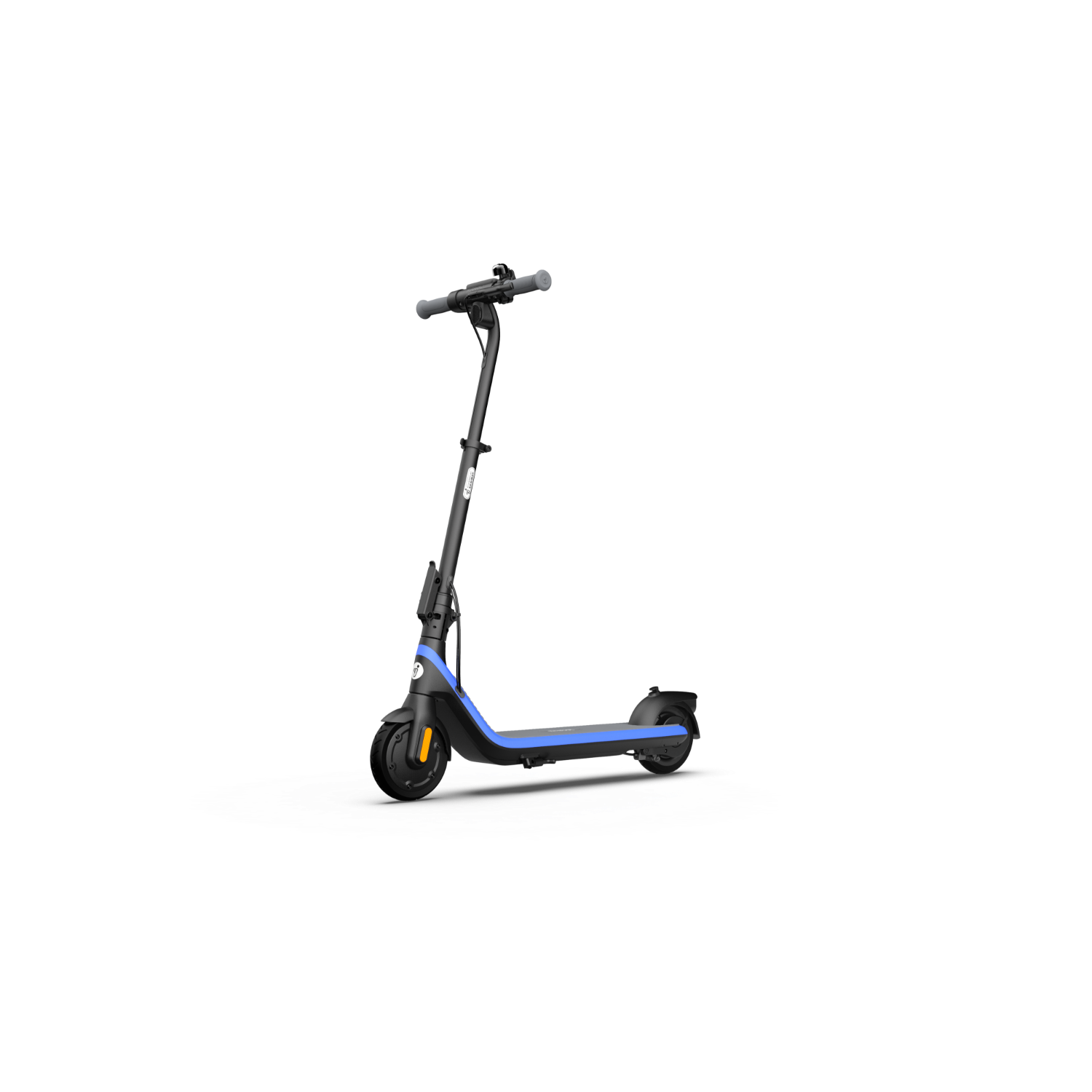 Trottinette électrique noire et bleue sur une surface blanche. Fond noir.